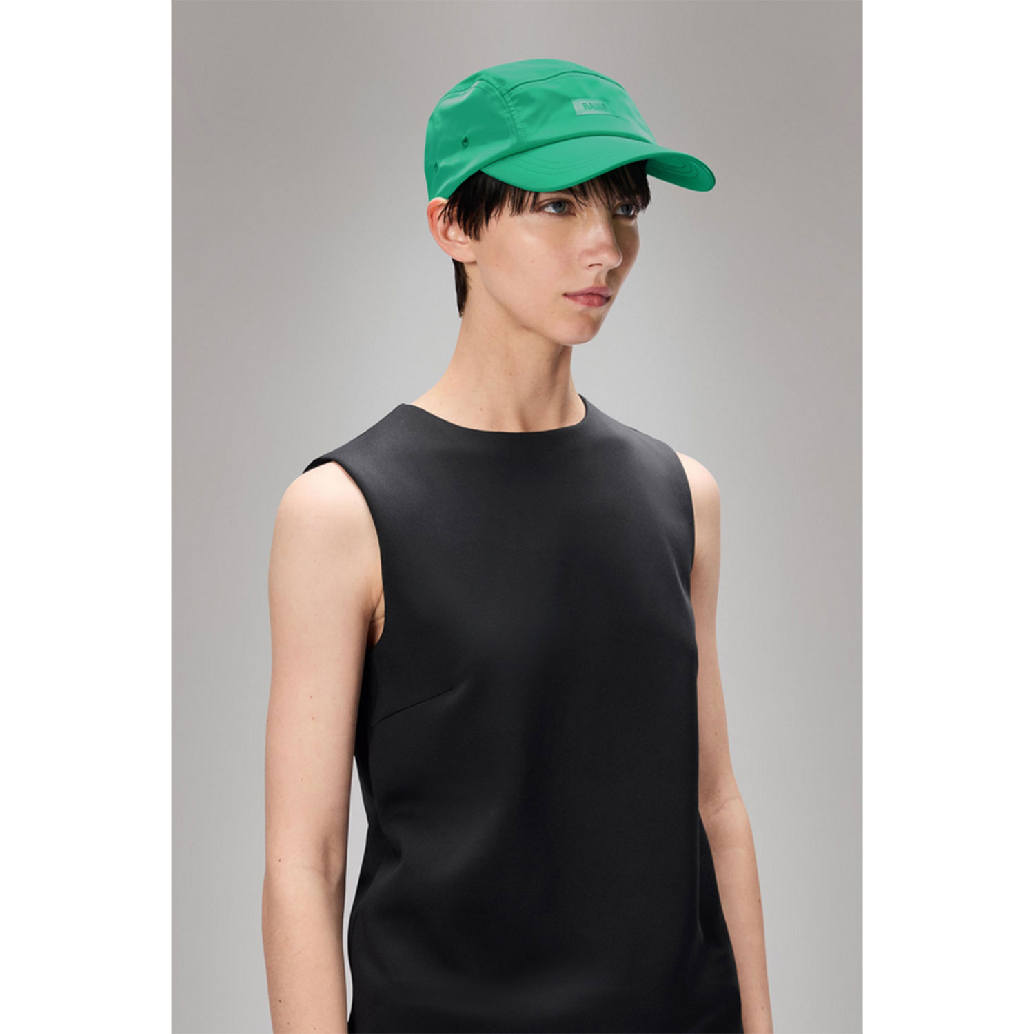 Rains 5 Panel Cap in Grün von Rains Model seite