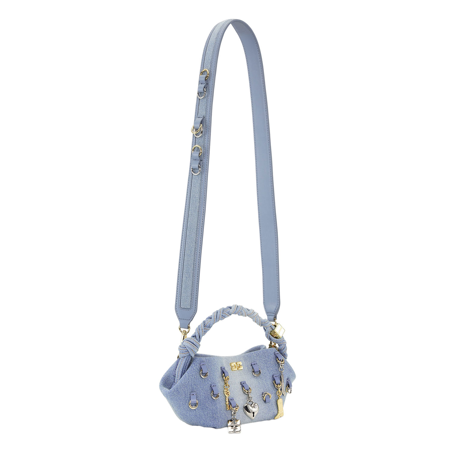 Ganni A6512 Bou Mini Tasche mit gold- und silberfarbenen Charms aus hellblauem Denimstoff von Ganni. Vorne