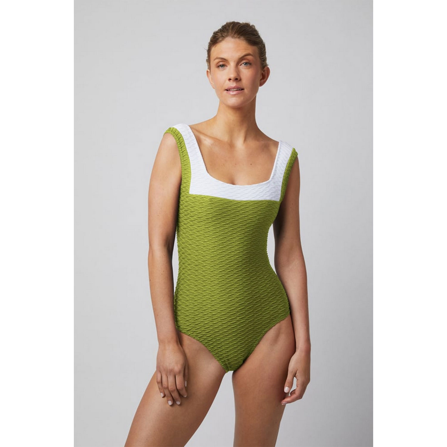 Paula Lily Badekleid in Grün mit V-Ausschnitt von Paula Beachwear. Model vorne