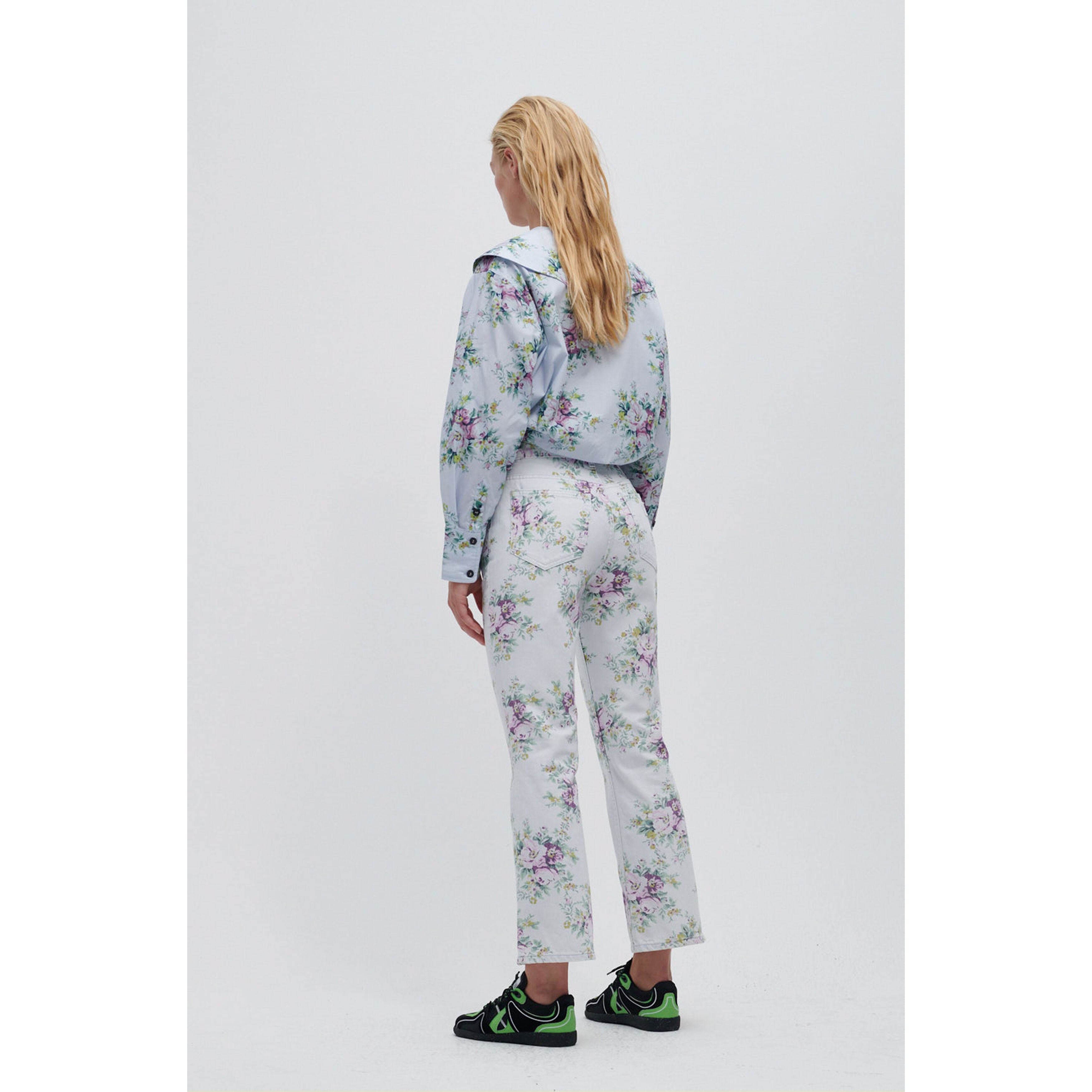 Ganni Betzy Ganni Jeans blau Model hinten