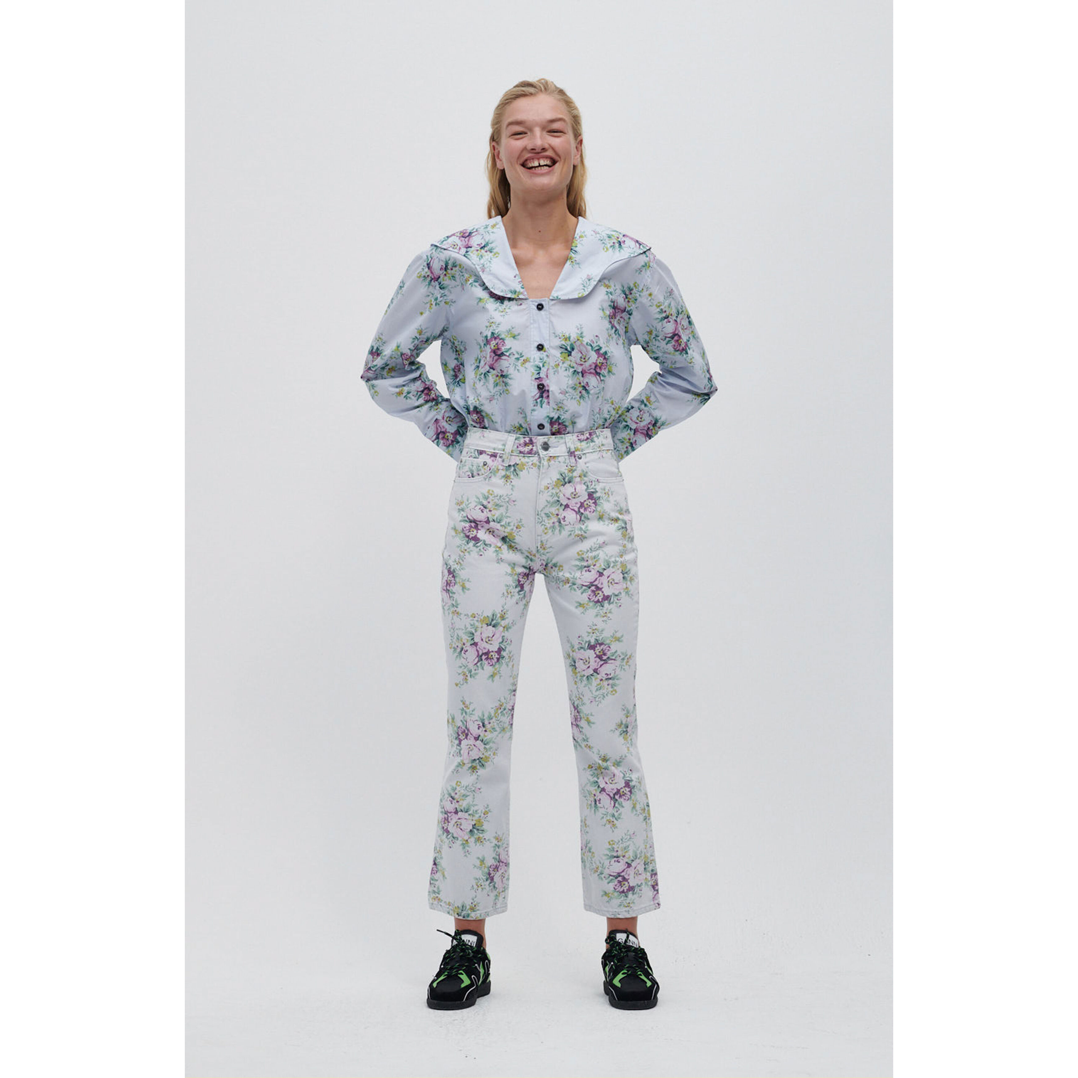 Ganni Betzy Ganni Jeans blau Model vorne