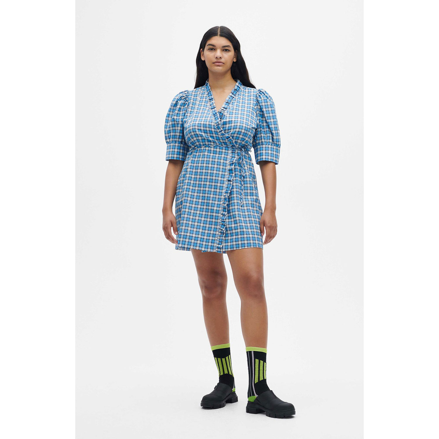 Ganni Ganni Wickelkleid blau Model vorne