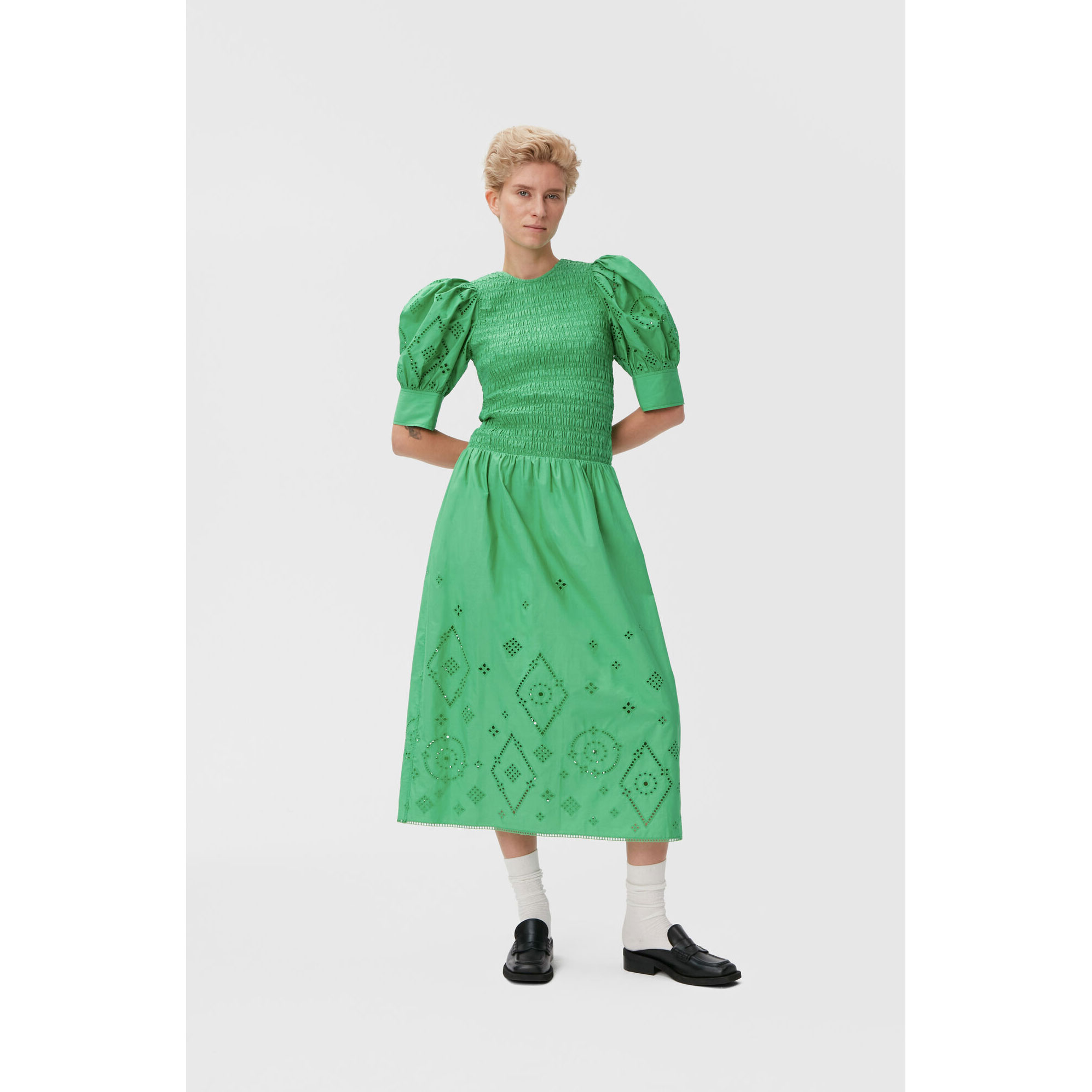 Ganni Ganni Smock Kleid grün Model vorne