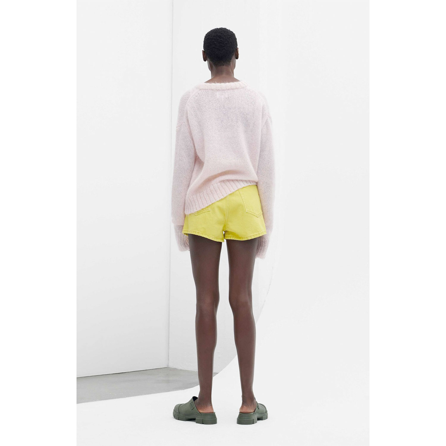 Ganni Ganni Shorts gelb Model hinten