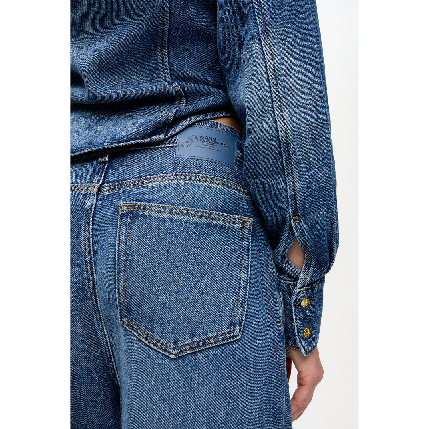 Ganni J1706 Jeanshose mit Falten und Verwaschungen in Denimblau von Ganni. Model detail
