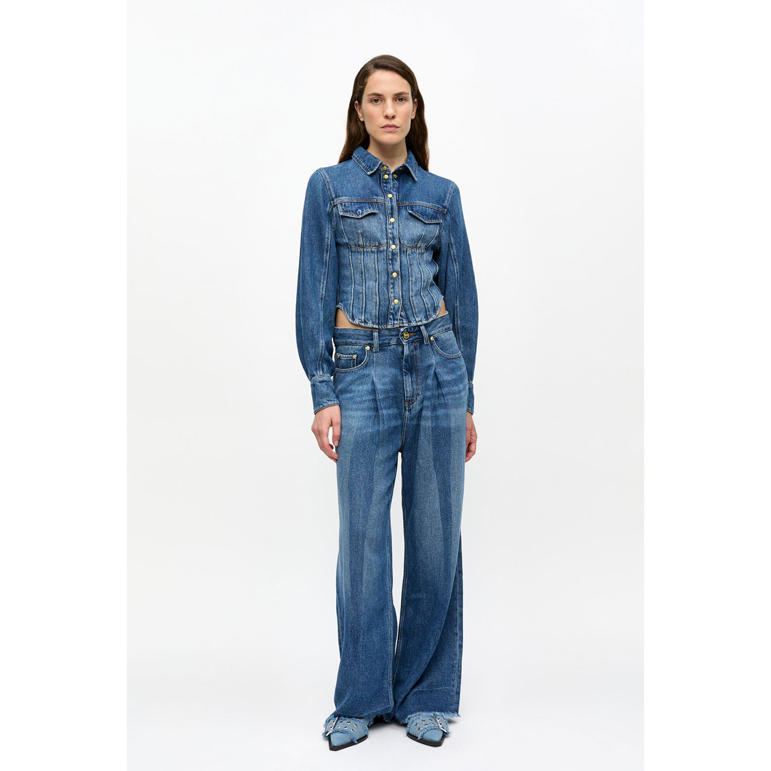 Ganni J1706 Jeanshose mit Falten und Verwaschungen in Denimblau von Ganni. Model vorne