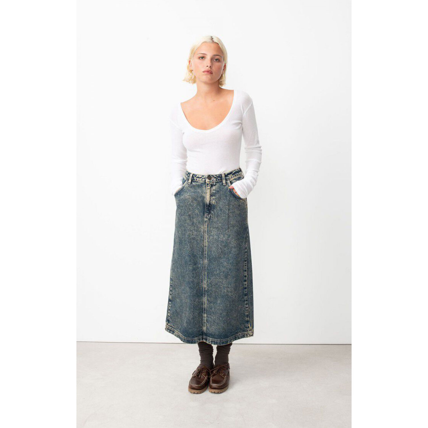 American Vintage Massachusetts Langarmshirt in Weiss mit V-Ausschnitt von American Vintage Model vorne