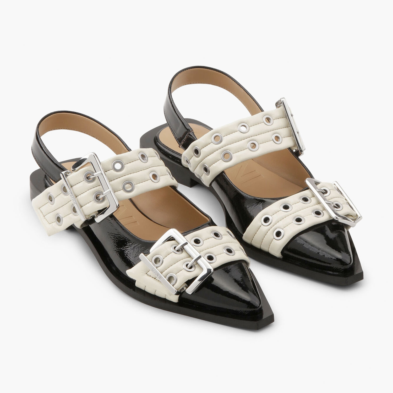 Ganni Buckle Ballerina in Ercu und Schwarz von Ganni Seite