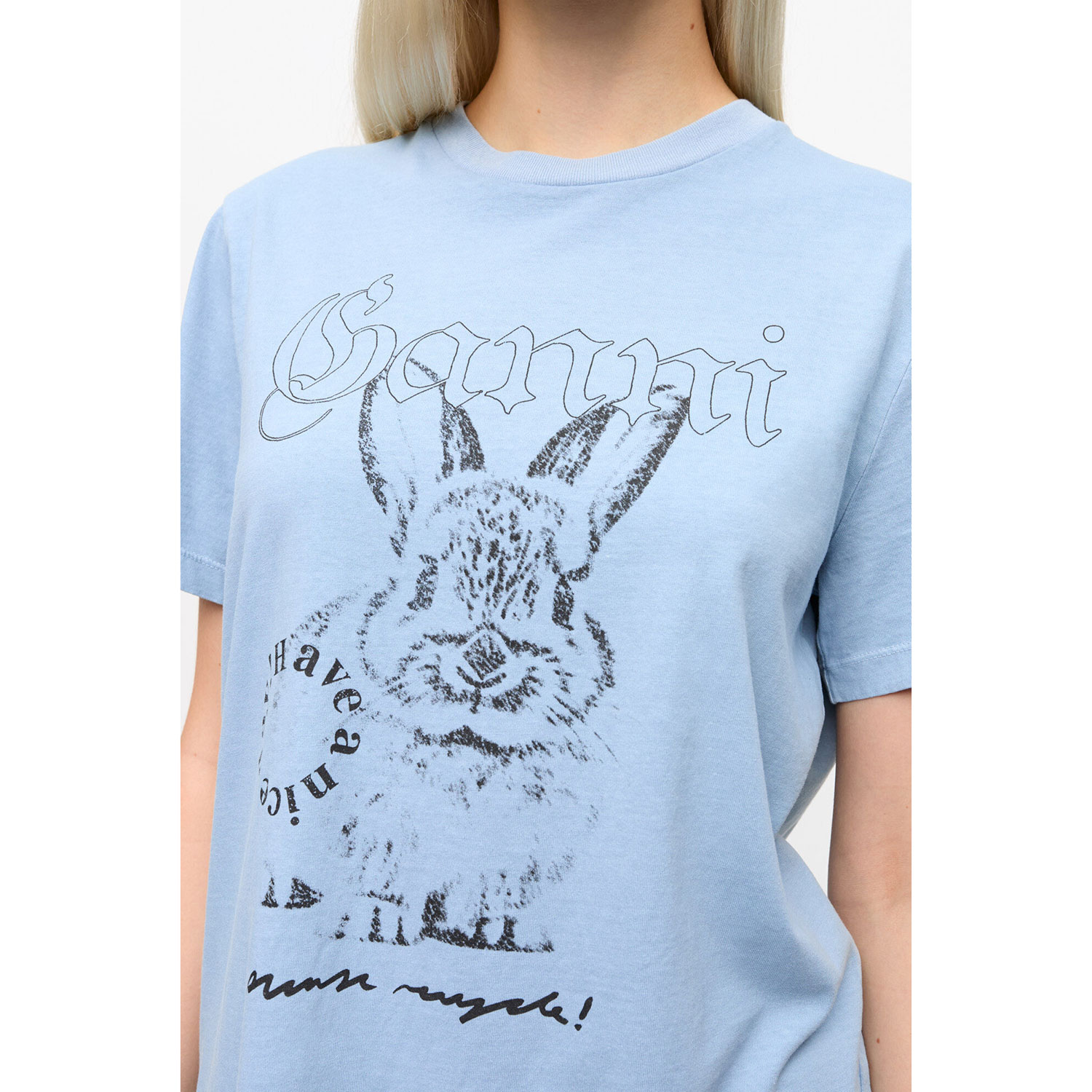 Ganni T4155 T-Shirt in Blau mit Ganni Print. Detail