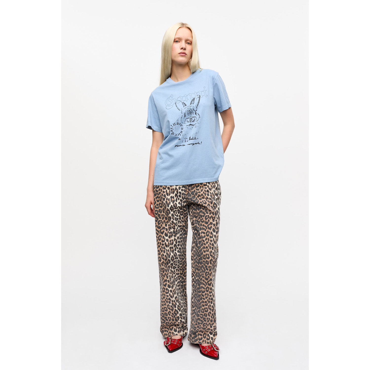 Ganni T4155 T-Shirt in Blau mit Ganni Print. Model vorne
