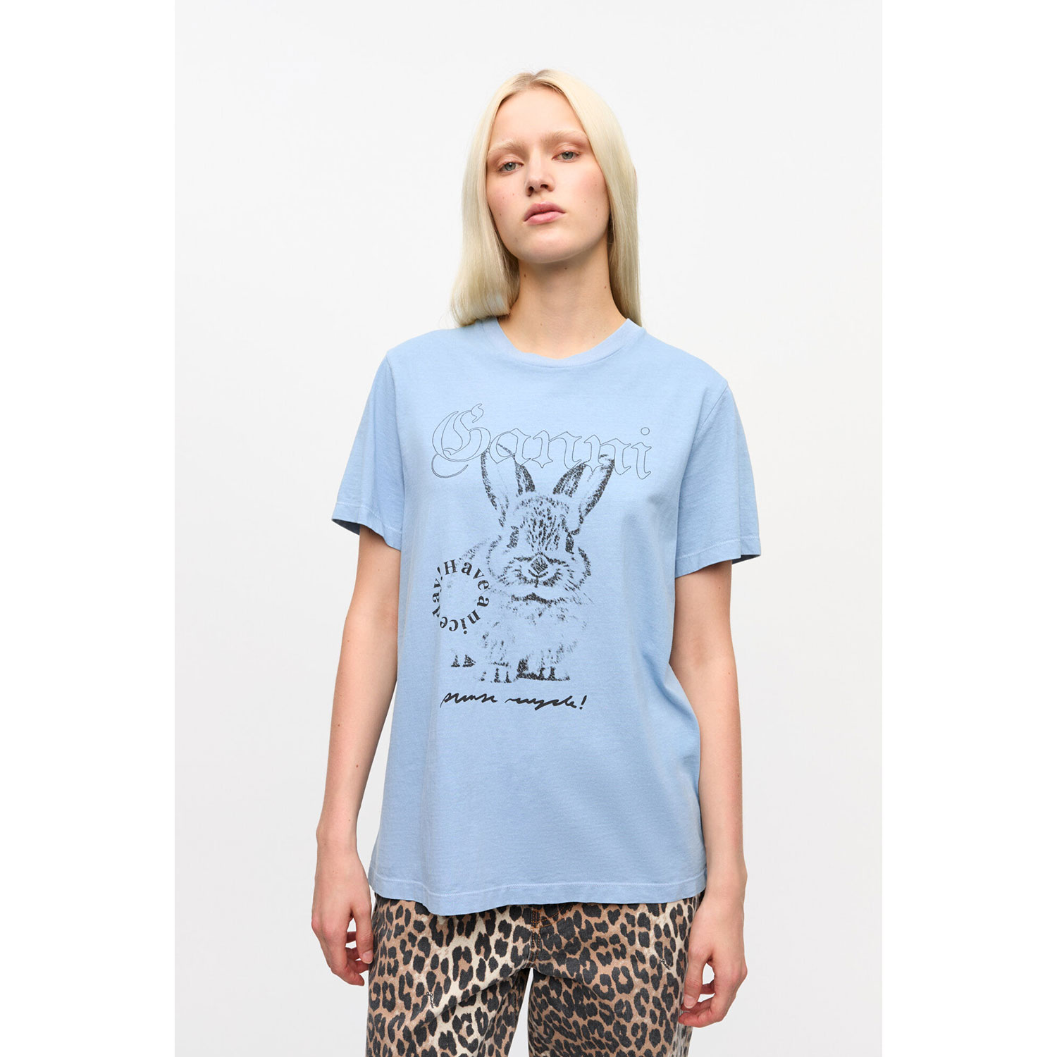 Ganni T4155 T-Shirt in Blau mit Ganni Print. Model vorne