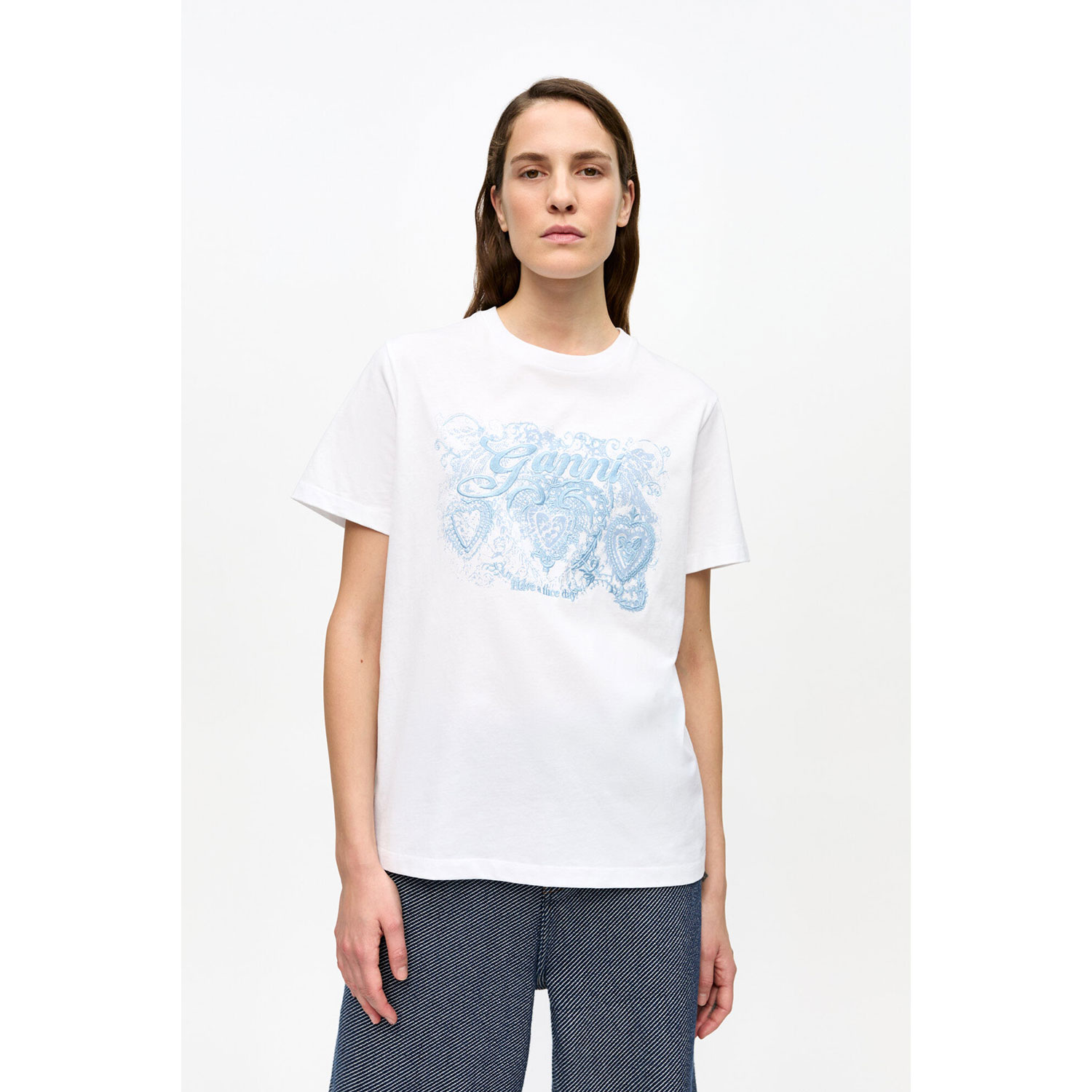 Ganni T4158 T-Shirt mit Rundhals-Ausschnitt und aufgestickter Grafik in Weiss von Ganni. Model vorne
