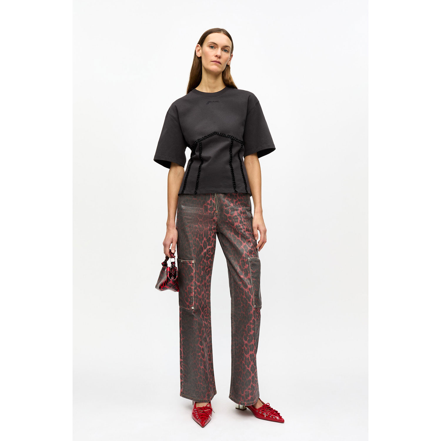 Ganni T4179 Tailliertes T-Shirt mit Rundhals-Ausschnitt und einem Rückenausschnitt mit Bindeband in Dungelgrau von Ganni. Model vorne