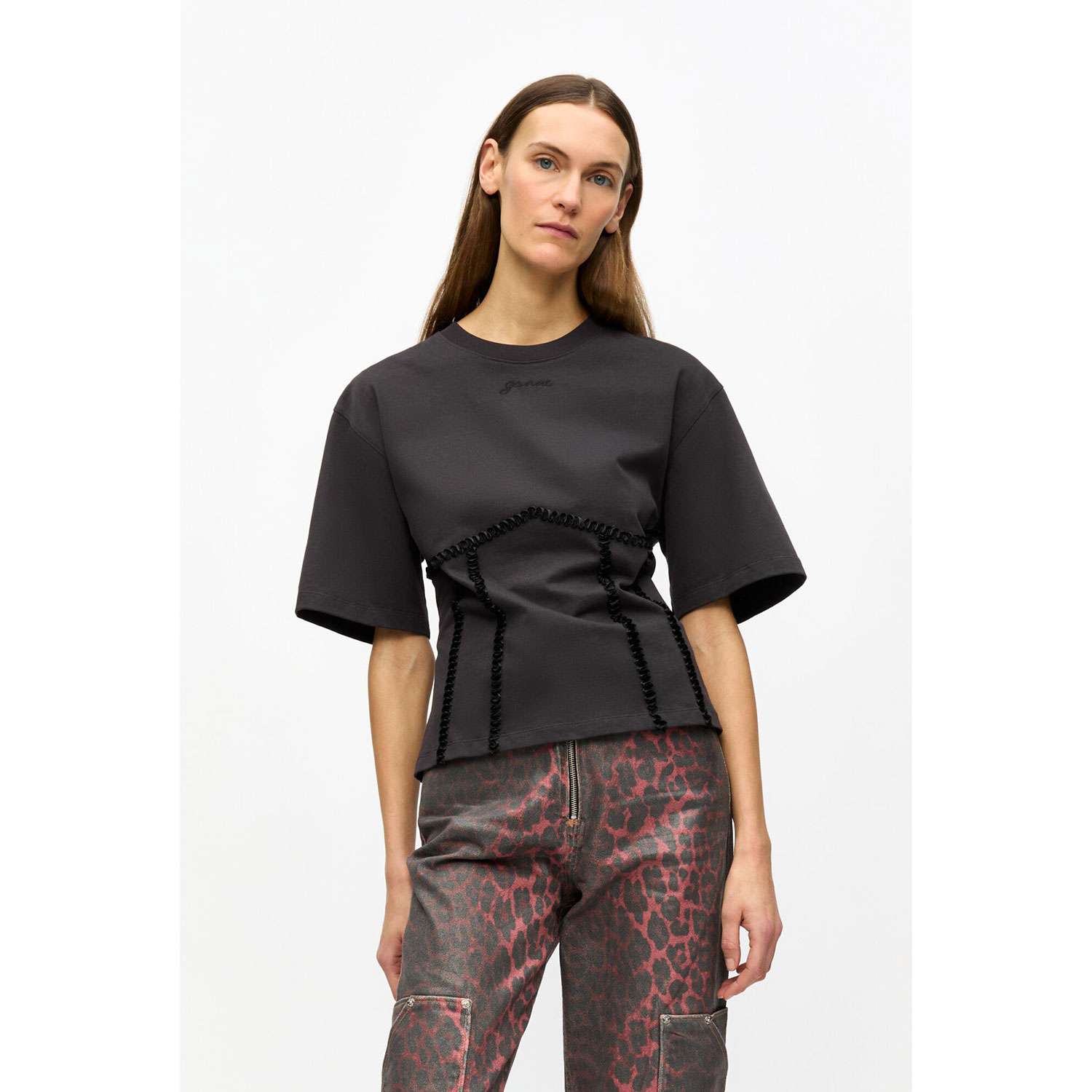 Ganni T4179 Tailliertes T-Shirt mit Rundhals-Ausschnitt und einem Rückenausschnitt mit Bindeband in Dungelgrau von Ganni. Model vorne