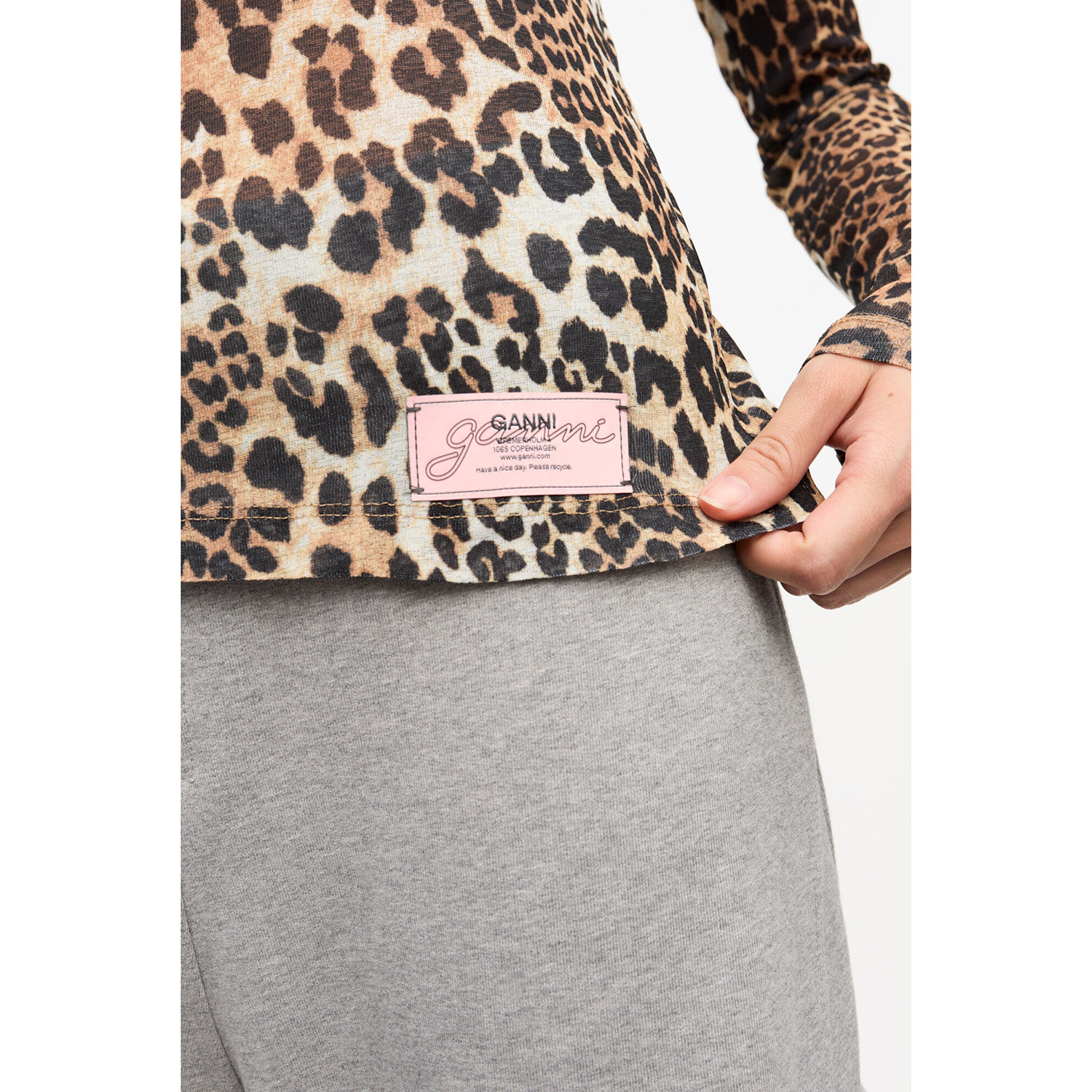 Ganni T4208 Mesh Langarmshirt mit Rundhals-Ausschnitt mit Leopardenmuster von Ganni. Detail