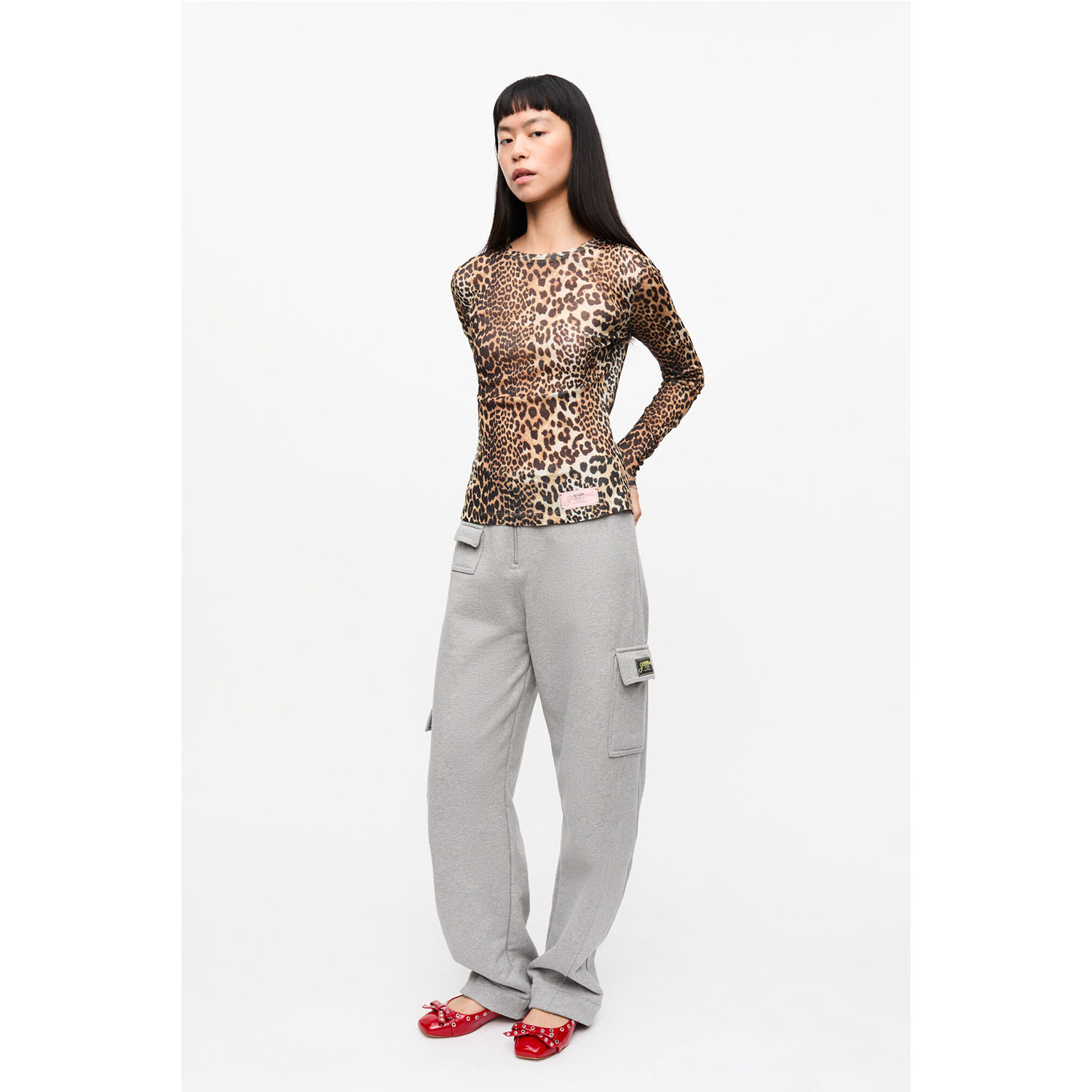 Ganni T4208 Mesh Langarmshirt mit Rundhals-Ausschnitt mit Leopardenmuster von Ganni. Model vorne