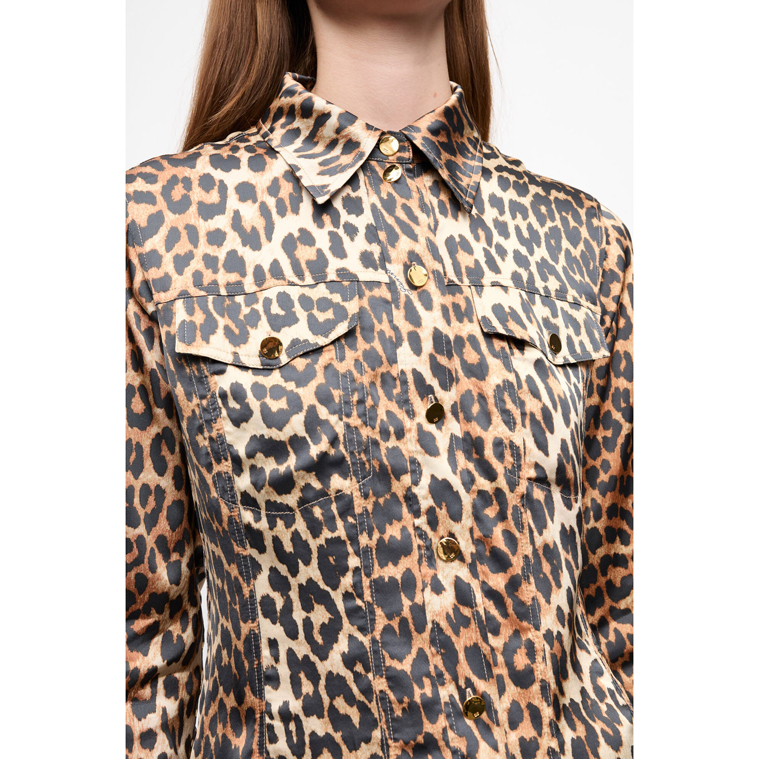 Ganni W0321 Satin Hemdbluse mit Chemisekragen und Knopfleiste mit Leopardenprint von Ganni Detail