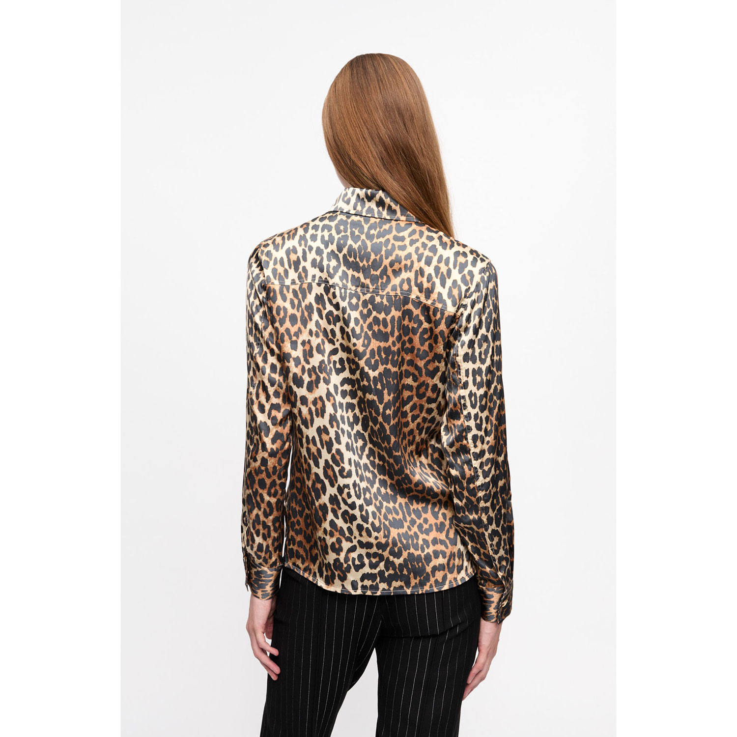 Ganni W0321 Satin Hemdbluse mit Chemisekragen und Knopfleiste mit Leopardenprint von Ganni Model hinten