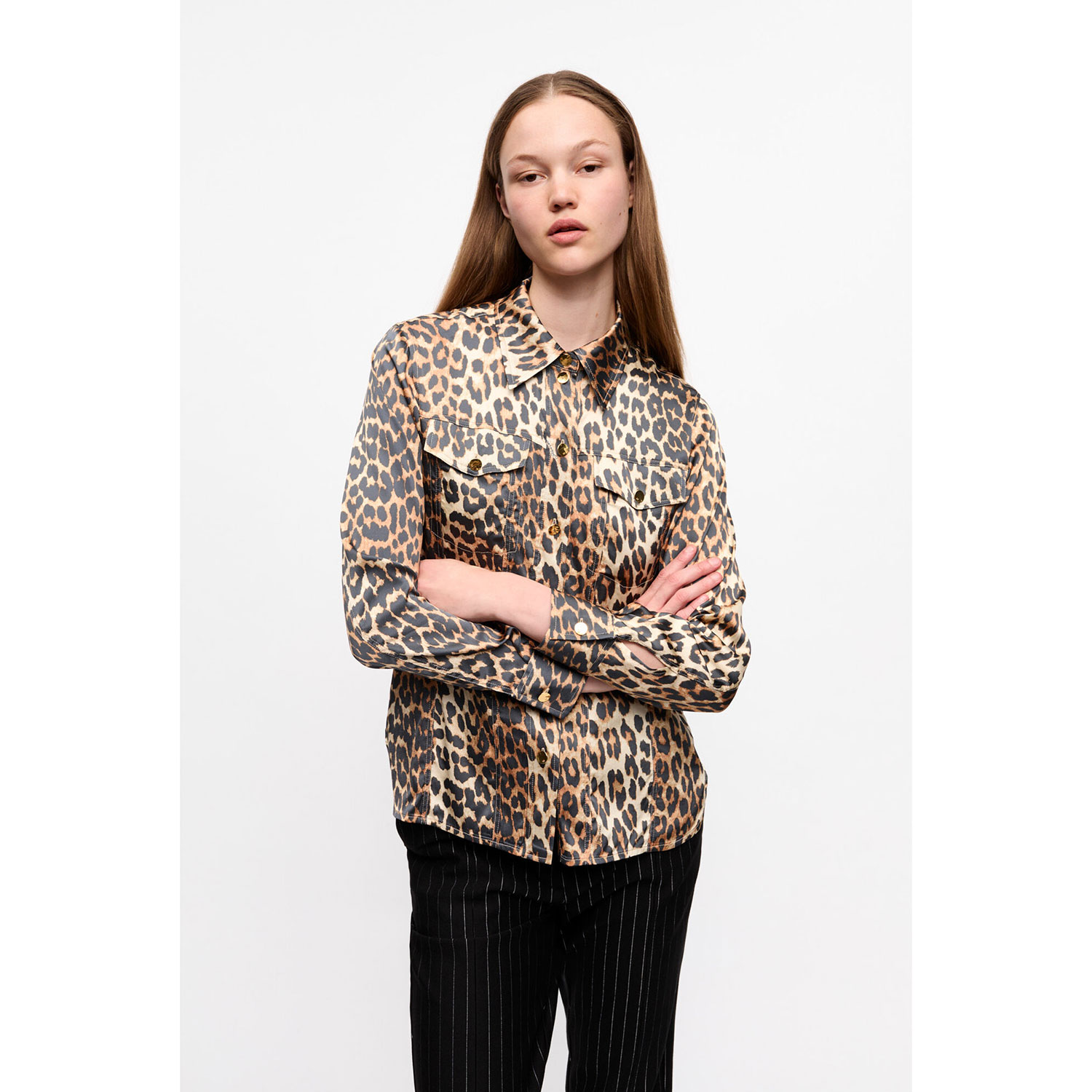 Ganni W0321 Satin Hemdbluse mit Chemisekragen und Knopfleiste mit Leopardenprint von Ganni Model vorne