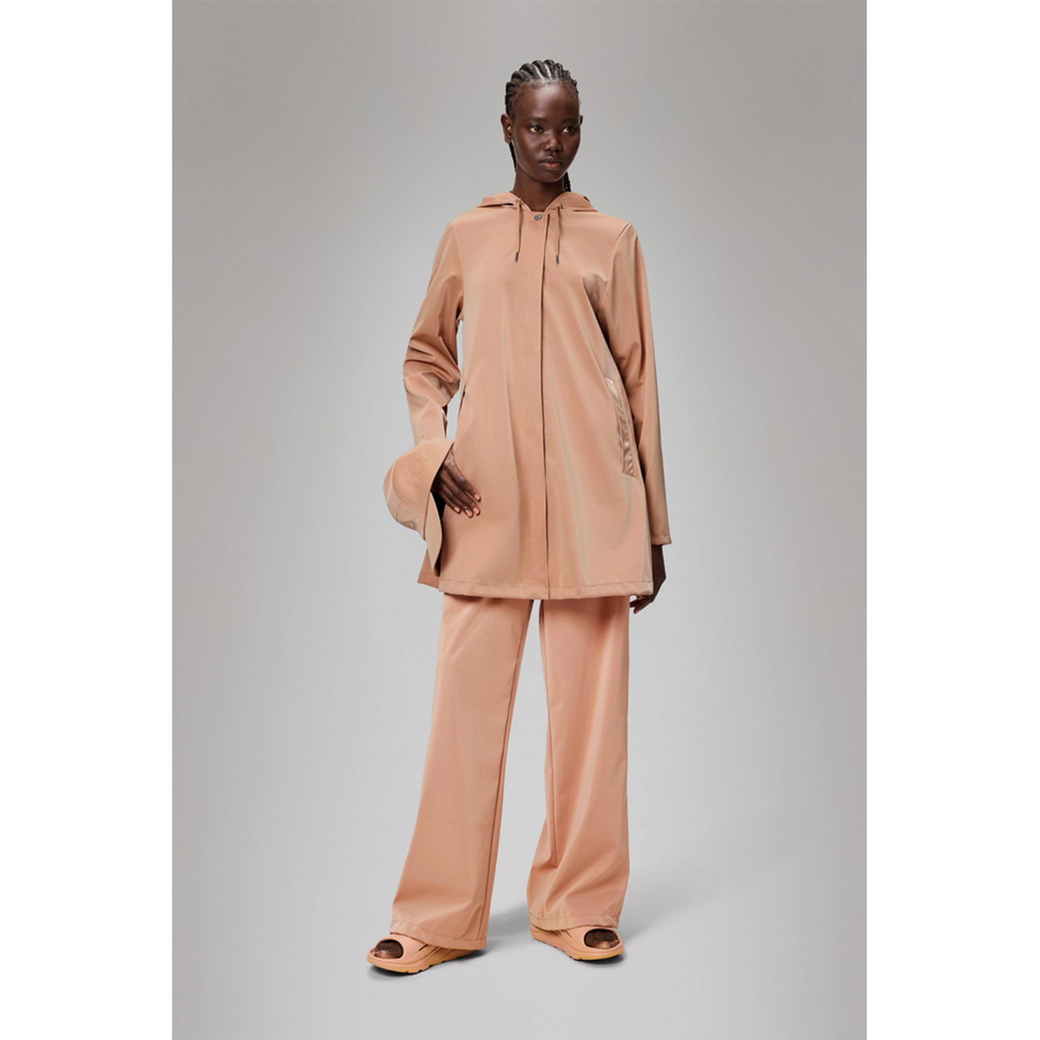 Rains A-Line Regenjacke in Apricot von Rains Model vorne