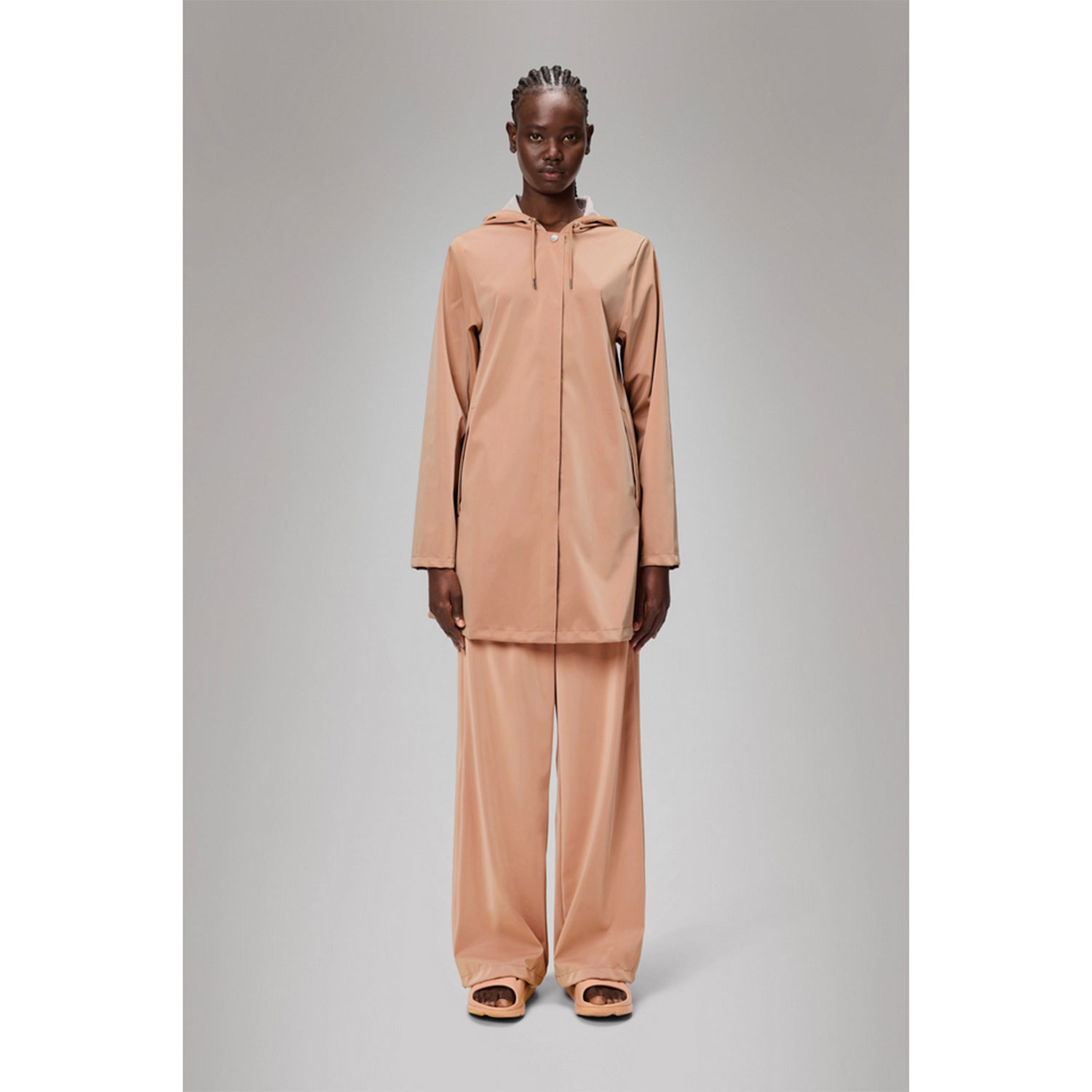 Rains A-Line Regenjacke in Apricot von Rains Model vorne