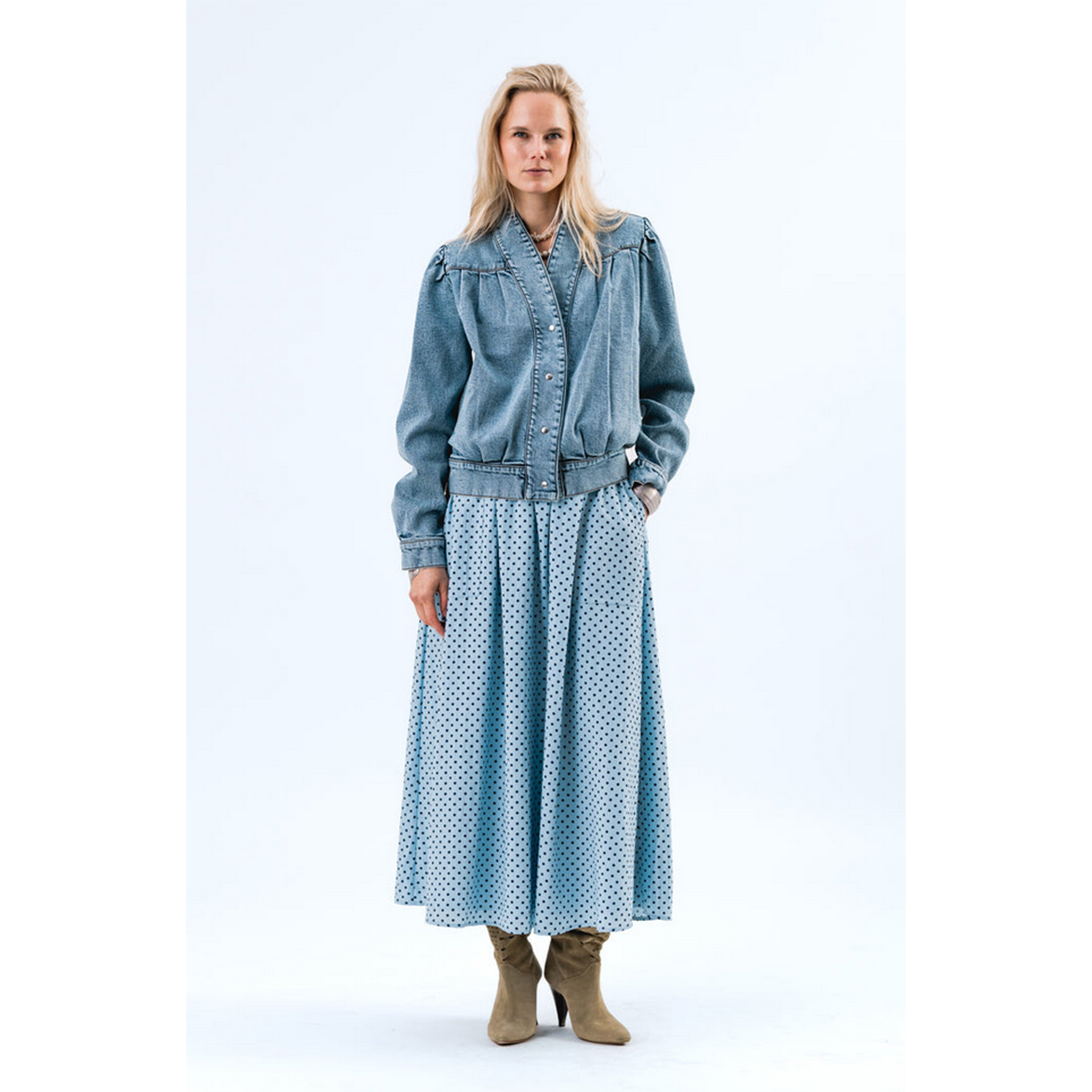 Lolly's Laundry Akane Maxijupe in Hellblau mit schwarzen Punkten von Lolly's Laundry Model vorne