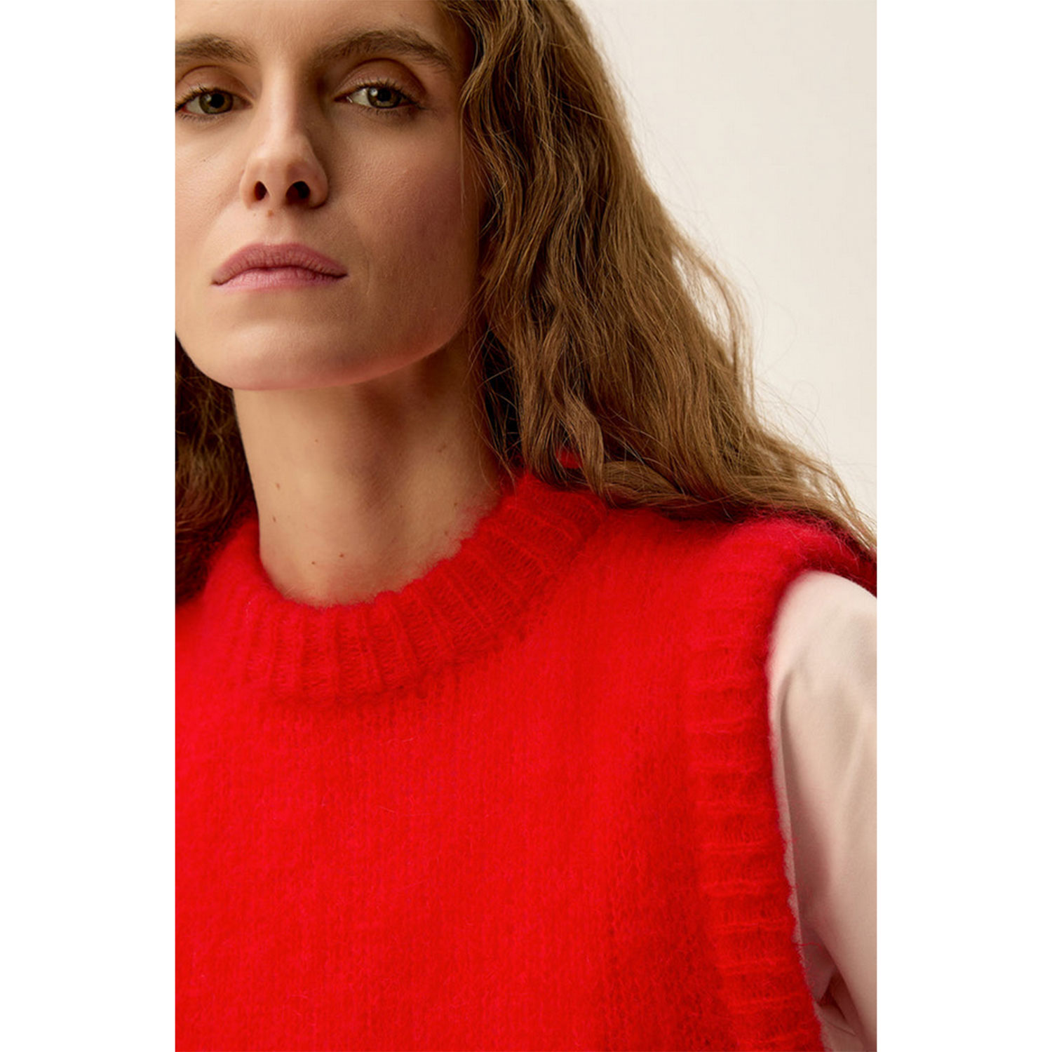 Des Petits Hauts Alberto Strickweste mit Rundhals-Ausschnitt in Rot von Des Petits Hauts Model Detail