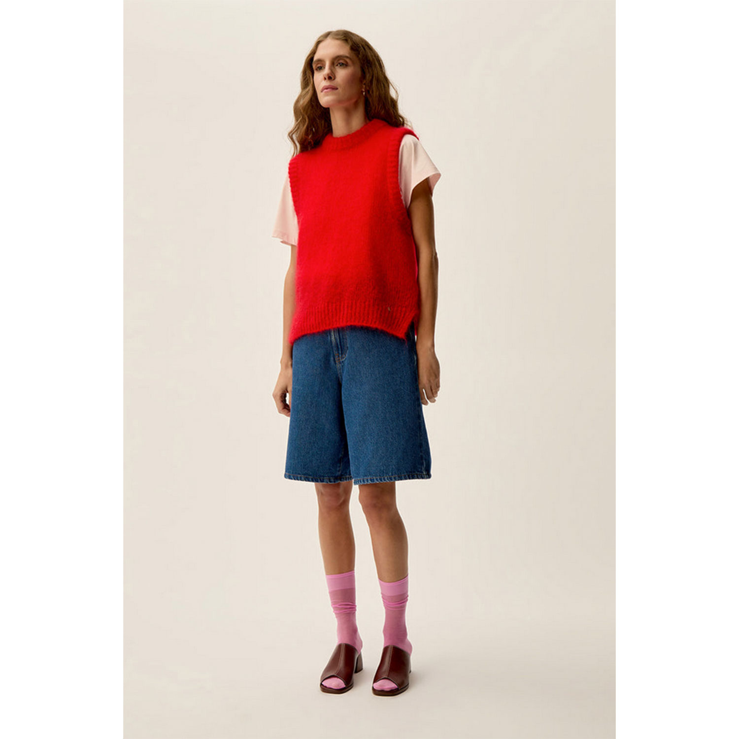 Des Petits Hauts Alberto Strickweste mit Rundhals-Ausschnitt in Rot von Des Petits Hauts Model vorne