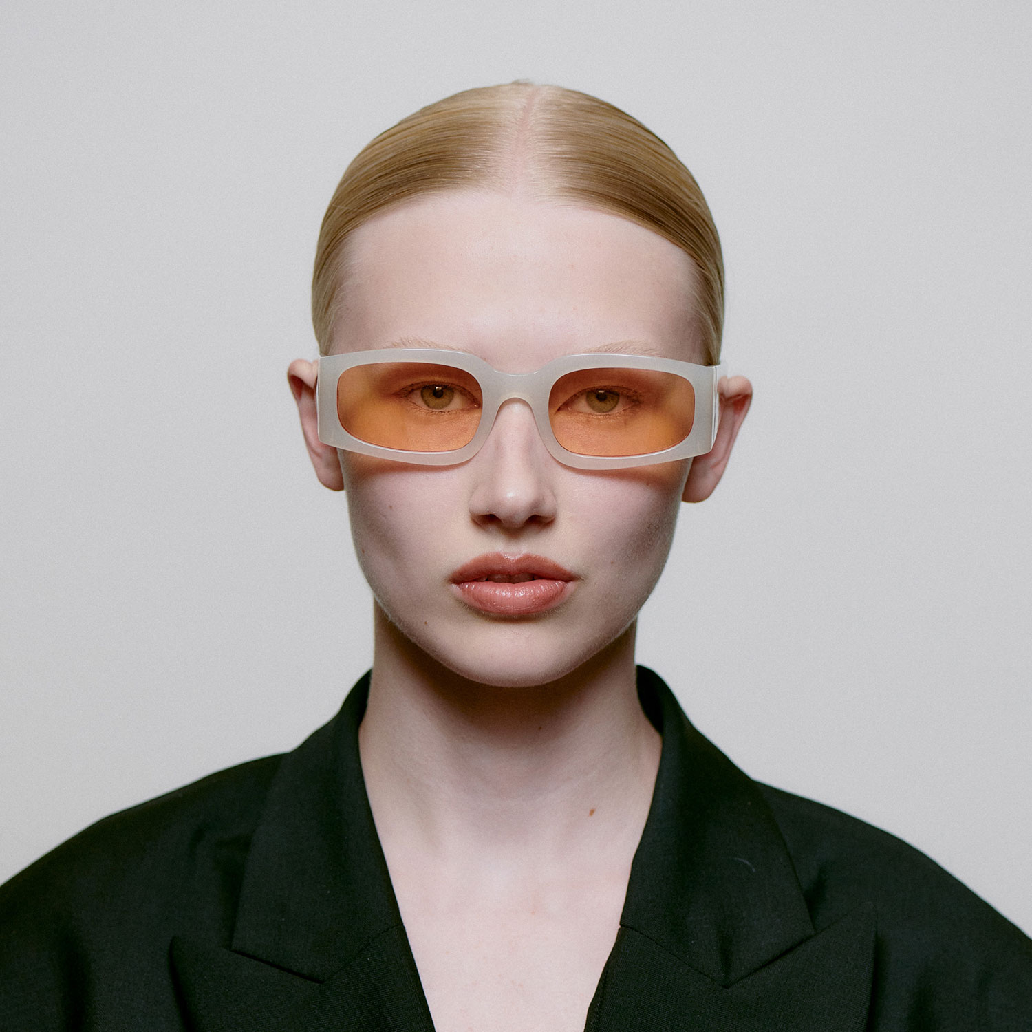 A.Kjaerbede Alex A.Kjaerbede Sonnenbrille Beige Model vorne