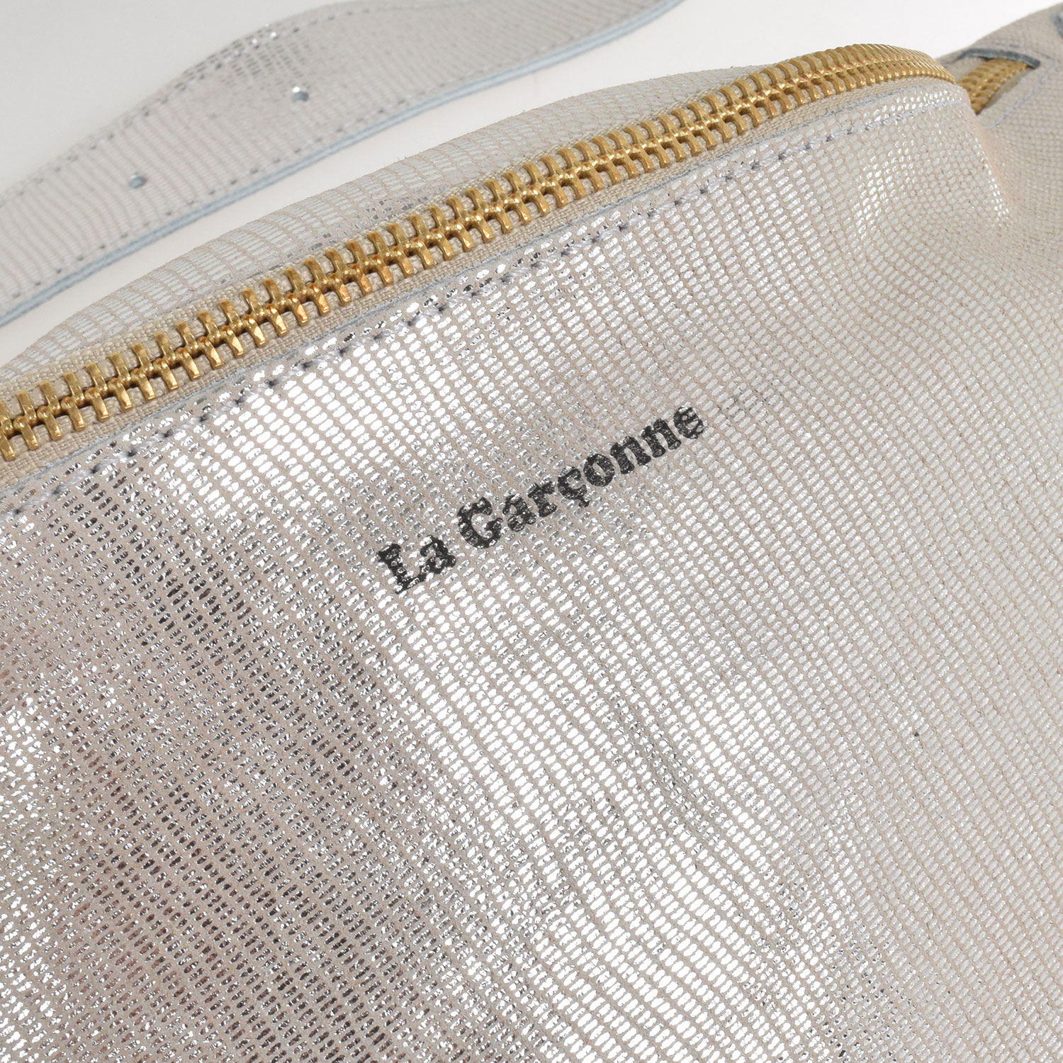 La Garçonne Accessoires Alma Grande Bauchtasche mit goldfarbenem Zweiwegreissverschluss in Silber von La Garçonne Accessoires. Detail