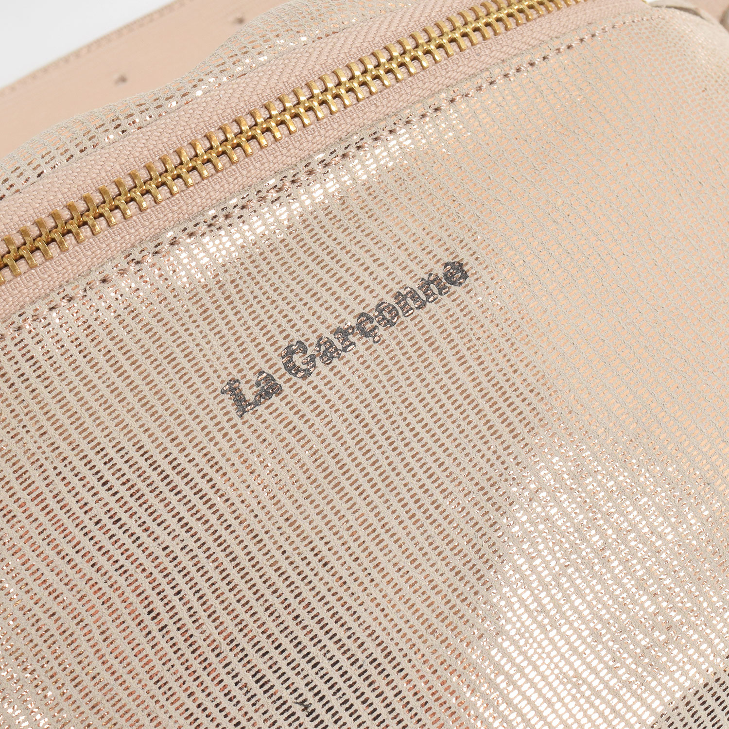 La Garçonne Accessoires Alma Petite Bauchtasche mit goldenem Reissverschluss aus strukturiertem, rosegoldfarbenem Leder von La Garçonne. Detail