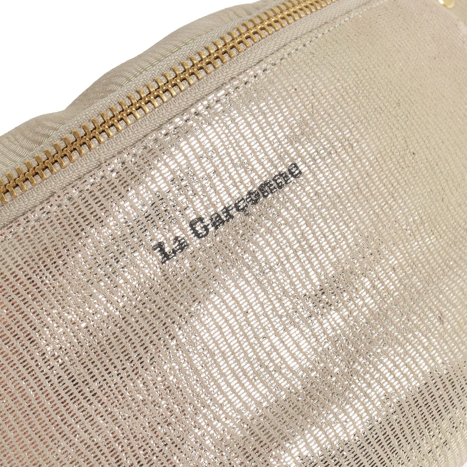 La Garçonne Accessoires Alma Petite Bauchtasche mit goldenem Reissverschluss aus strukturiertem, goldfarbenem Leder von La Garçonne. Detail