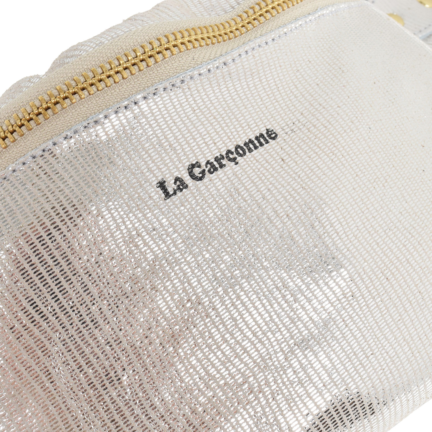 La Garçonne Accessoires Alma Petite Bauchtasche mit goldenem Reissverschluss aus strukturiertem, silberfarbenem Leder von La Garçonne. Detail