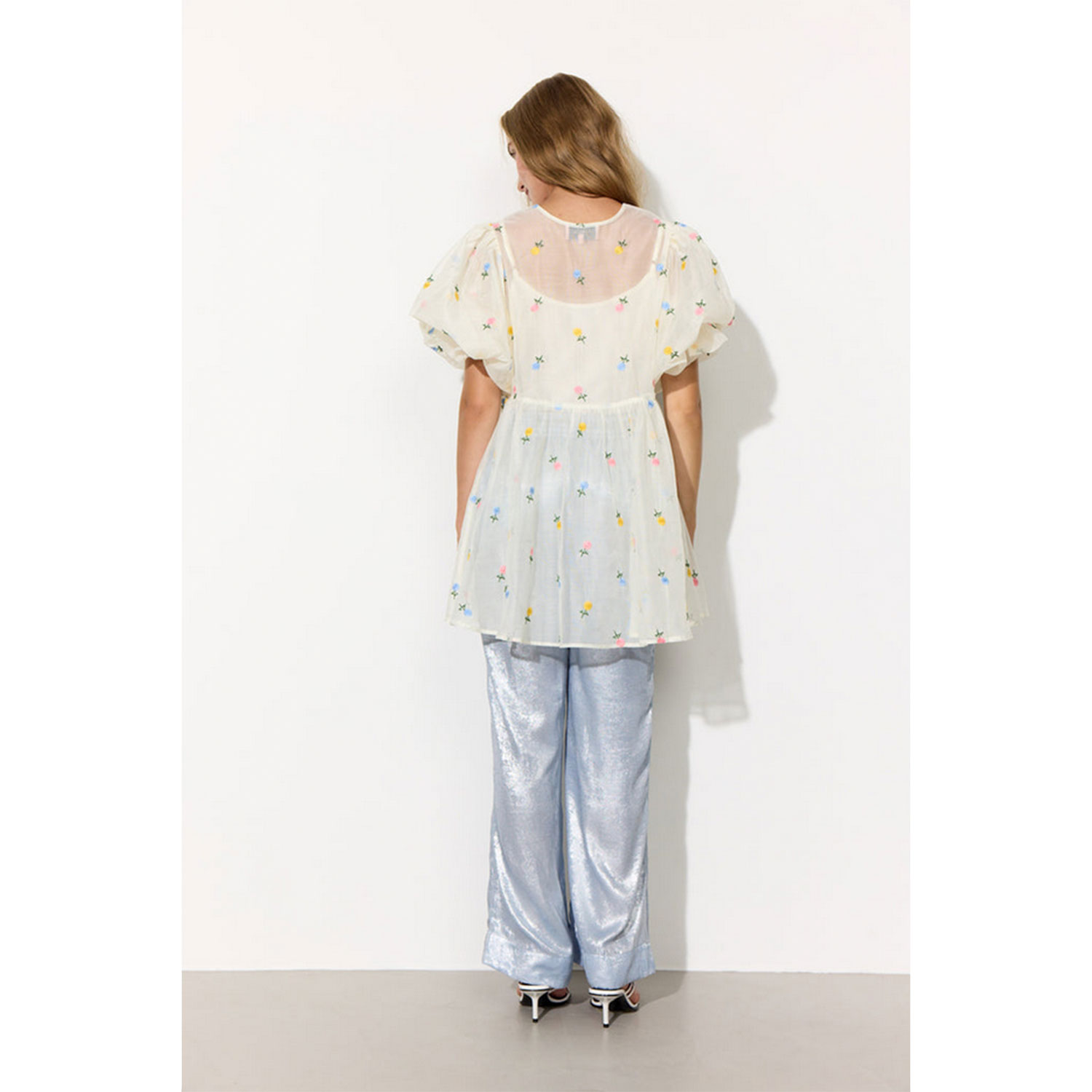 Hunkøn Amara transparentes Mini-Kleid in Ecru mit zarter Blumenstickerei von Hunkøn. Model hinten