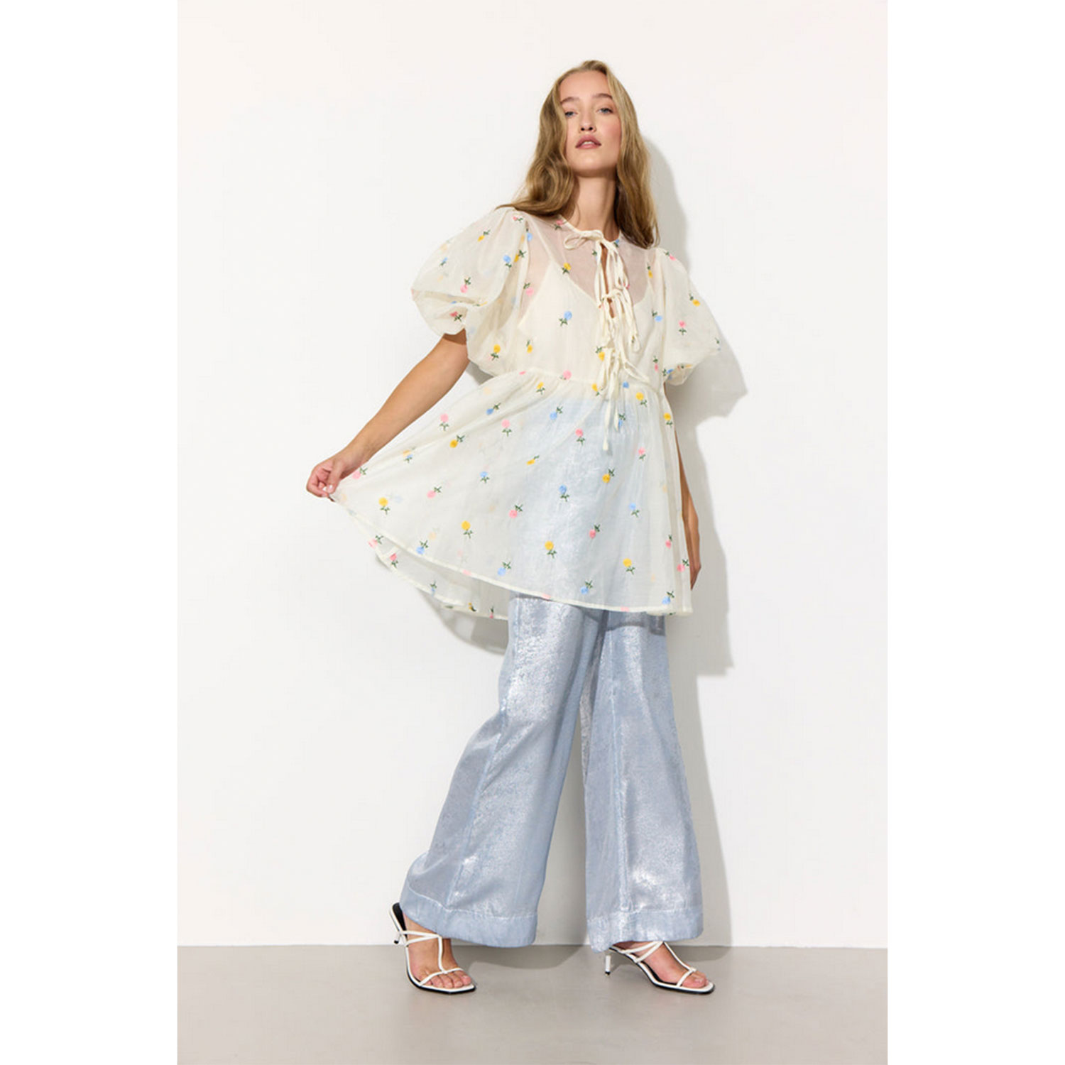 Hunkøn Amara transparentes Mini-Kleid in Ecru mit zarter Blumenstickerei von Hunkøn. Model vorne