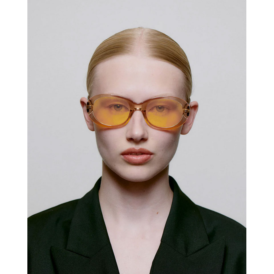 A.Kjaerbede Anma A.Kjaerbede Sonnenbrille Beige Model vorne