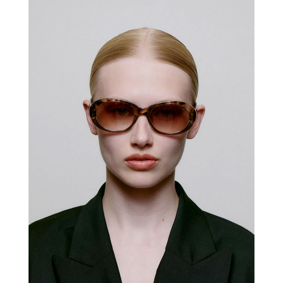 A.Kjaerbede Anma A.Kjaerbede Sonnenbrille Grau meliert Model vorne