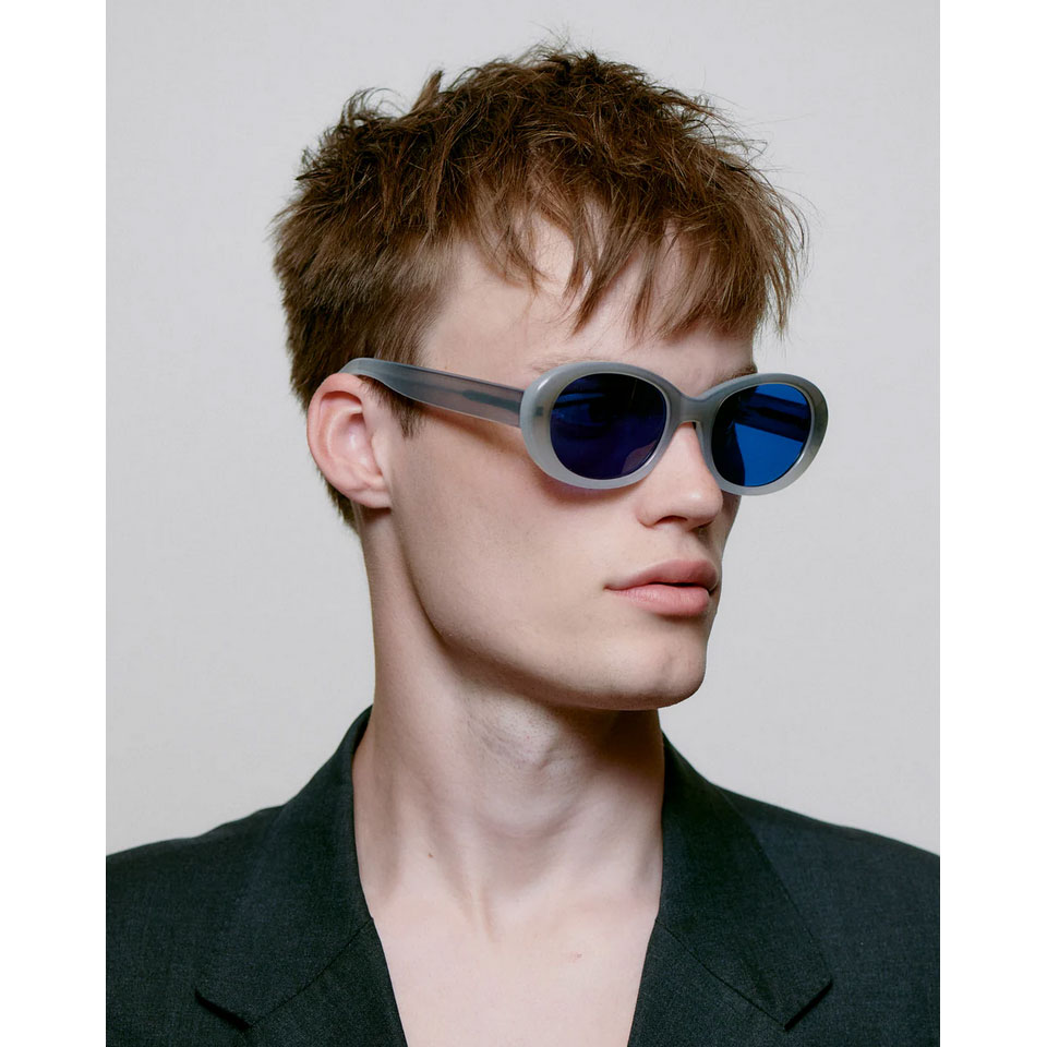 A.Kjaerbede Anma A.Kjaerbede Sonnenbrille Grau Model seite