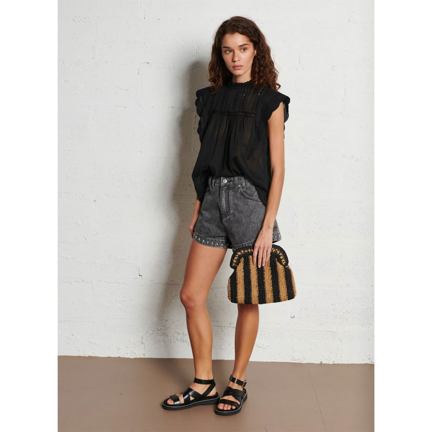 Suncoo Arvel Clutch aus geflochtenem Bast in Beige und Schwarz von Suncoo. Model Seite