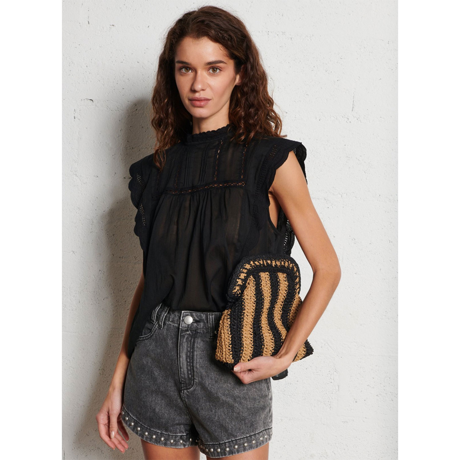 Suncoo Arvel Clutch aus geflochtenem Bast in Beige und Schwarz von Suncoo. Model Seite