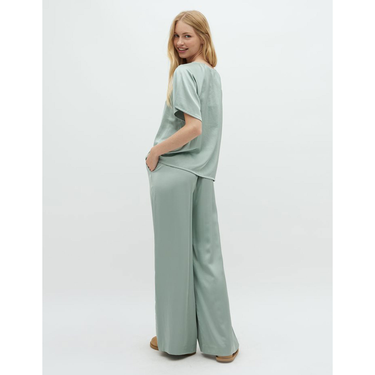 mbyM Asaka mbyM Hose Türkis Model hinten