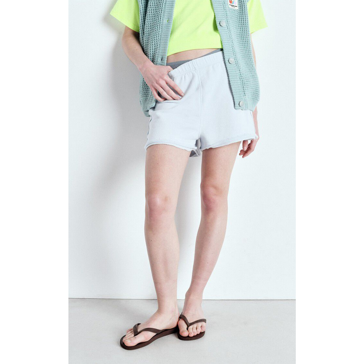 American Vintage Atubay Shorts in Hellblau von American Vintage Model vorne