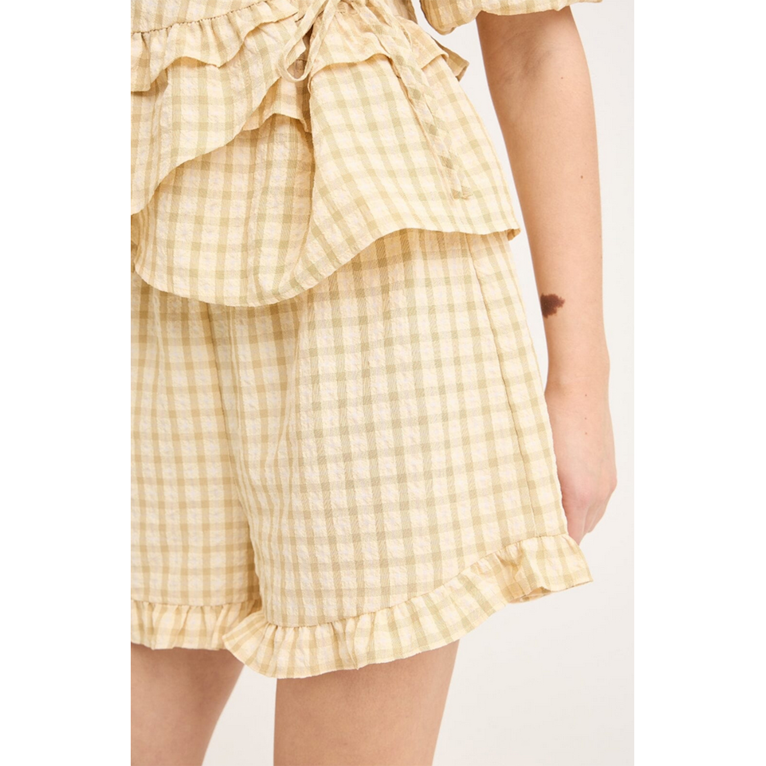 A-View Aulina Shorts in Gelb kariert von A View Model Detail vorne