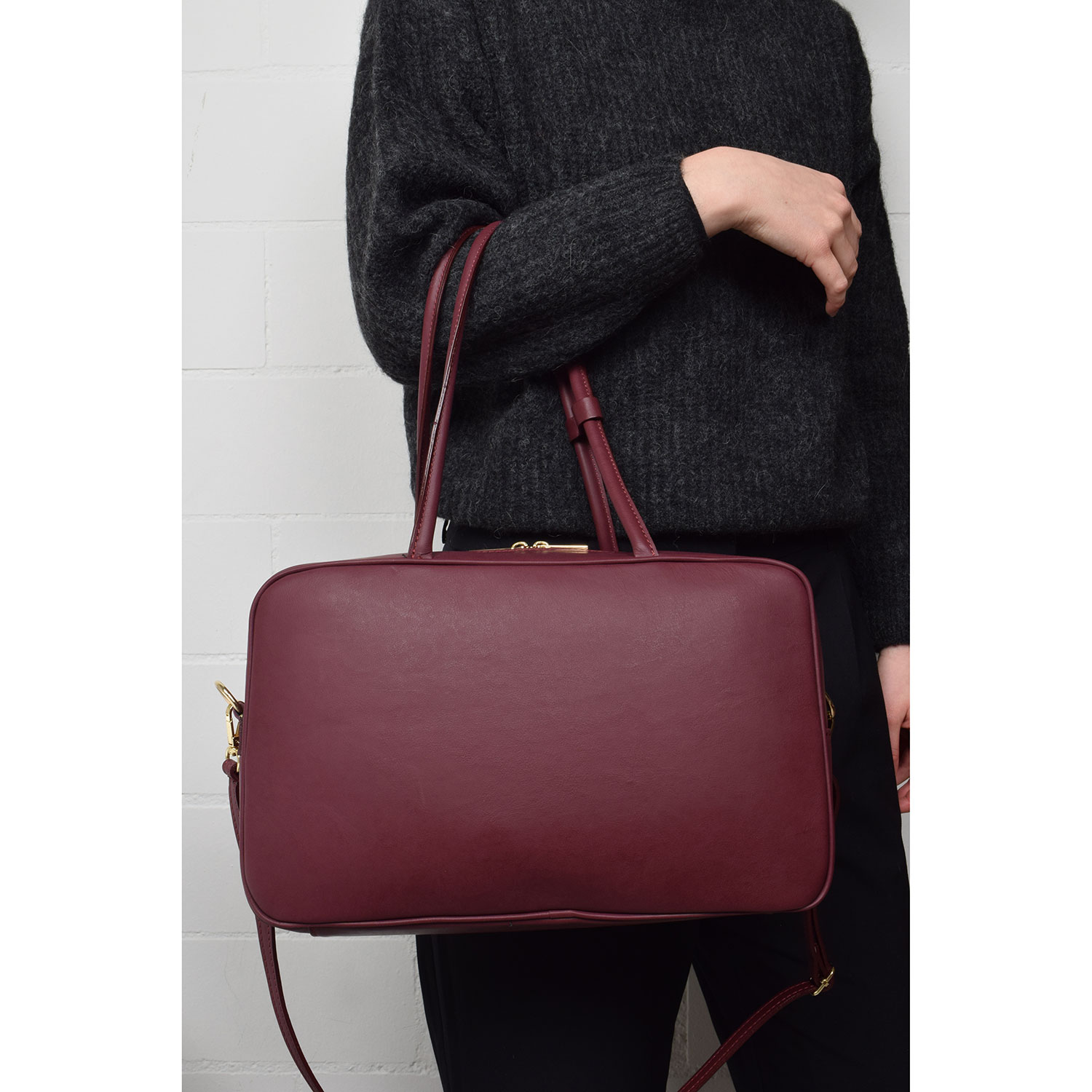 La Garçonne Accessoires Babil Tasche in Bordeaux von La Garçonne Accessoires Model vorne
