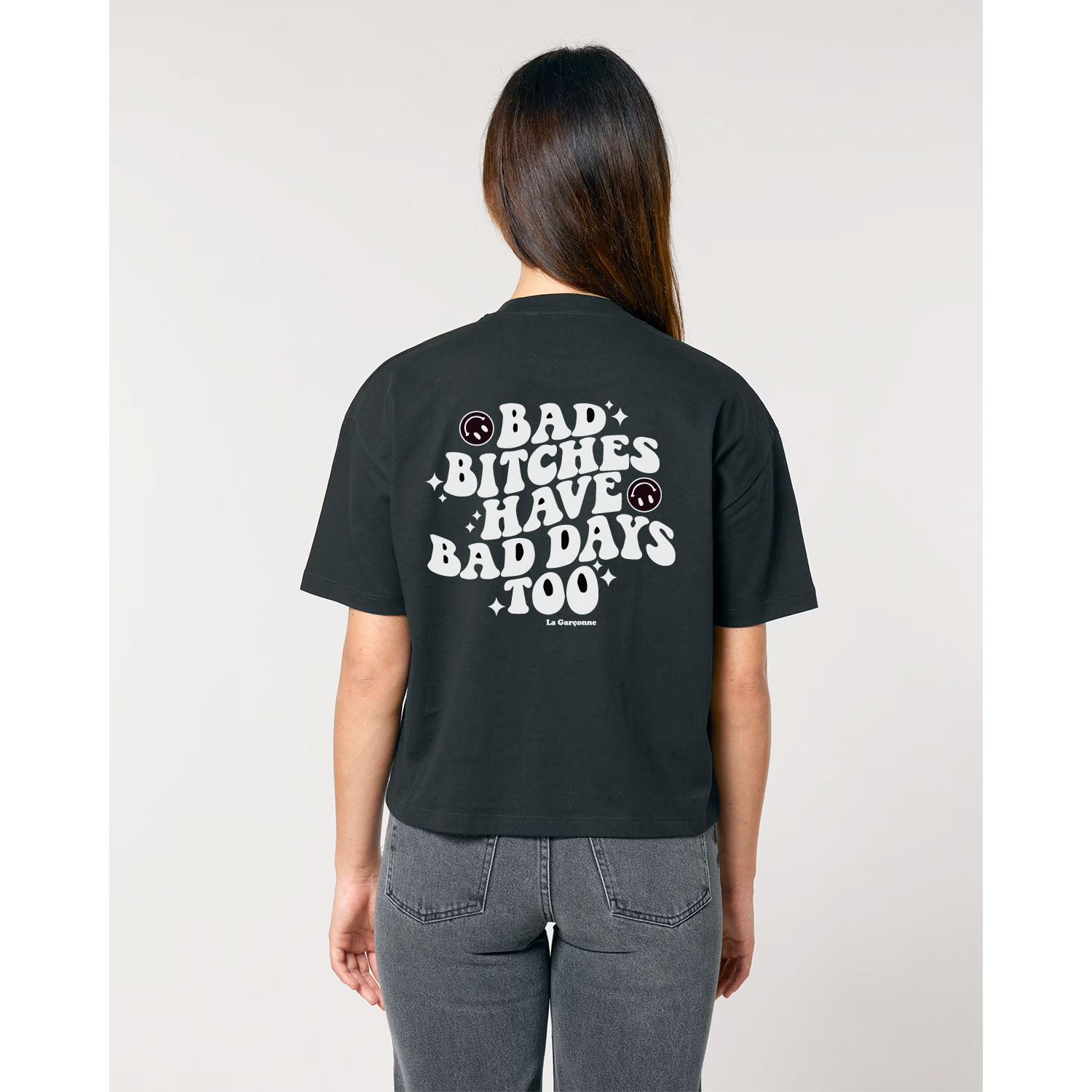 La Garçonne Vetements Bad Bitches T-Shirt in Schwarz mit weissem Aufdruck von La Garçonne Vetements. Model hinten