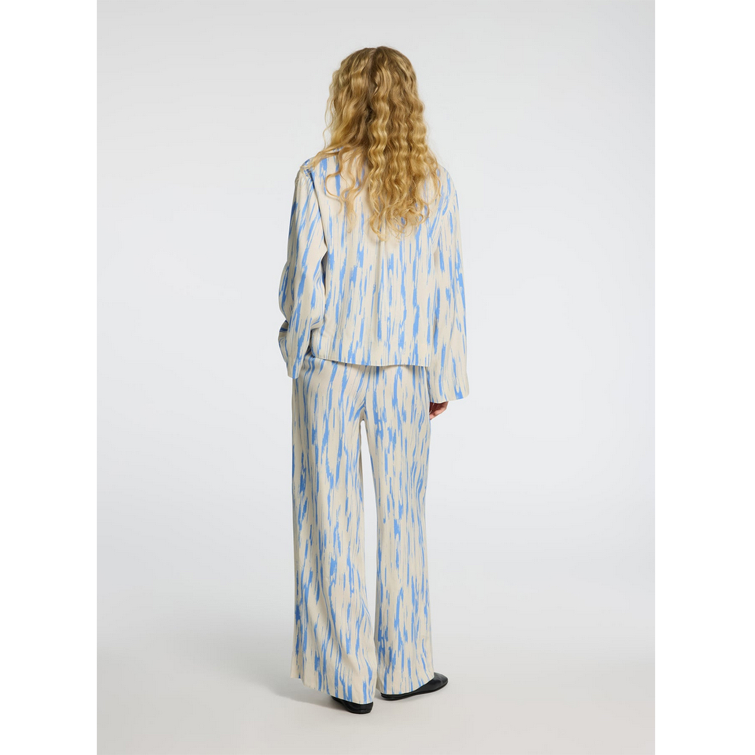 Selected Femme Baela Bluse in Ecru und Blau gemustert von Selected Femme Model hinten