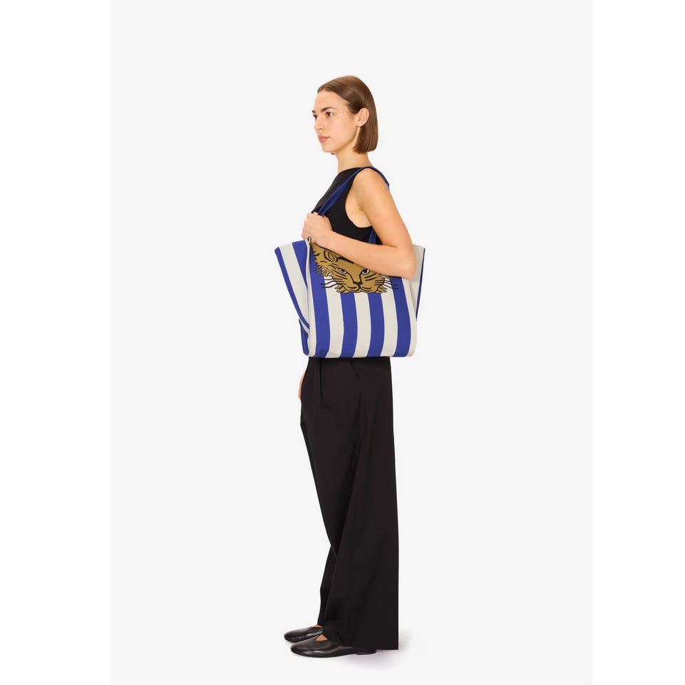 Inoui Editions Baldo Stripes Tasche in Blau Weiss gestreift von Inoui Editions Model vorne