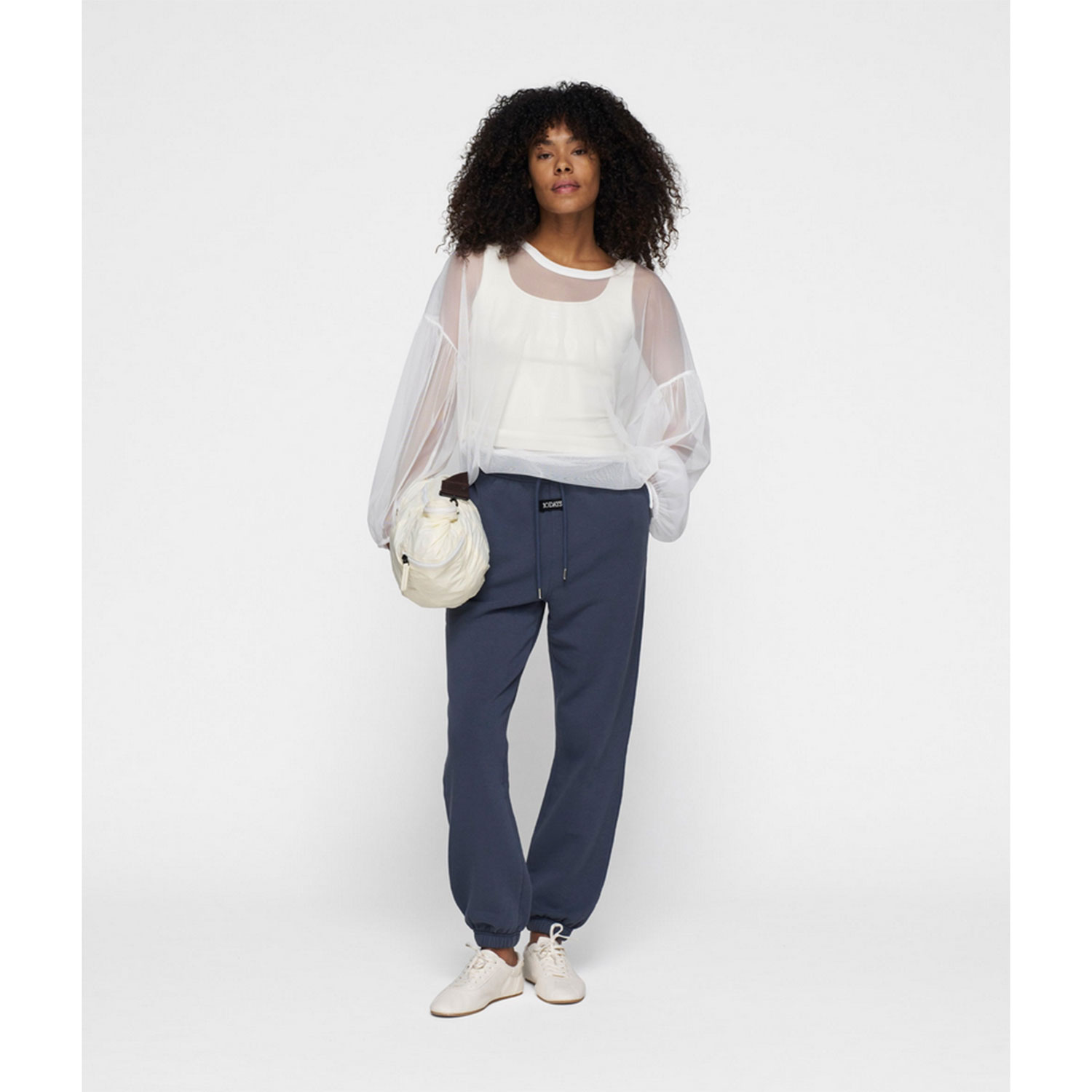 10DAYS Balloon Bluse mit Rundhals-Ausschnitt aus transparentem Tüllstoff in Weiss von 10DAYS. Model vorne