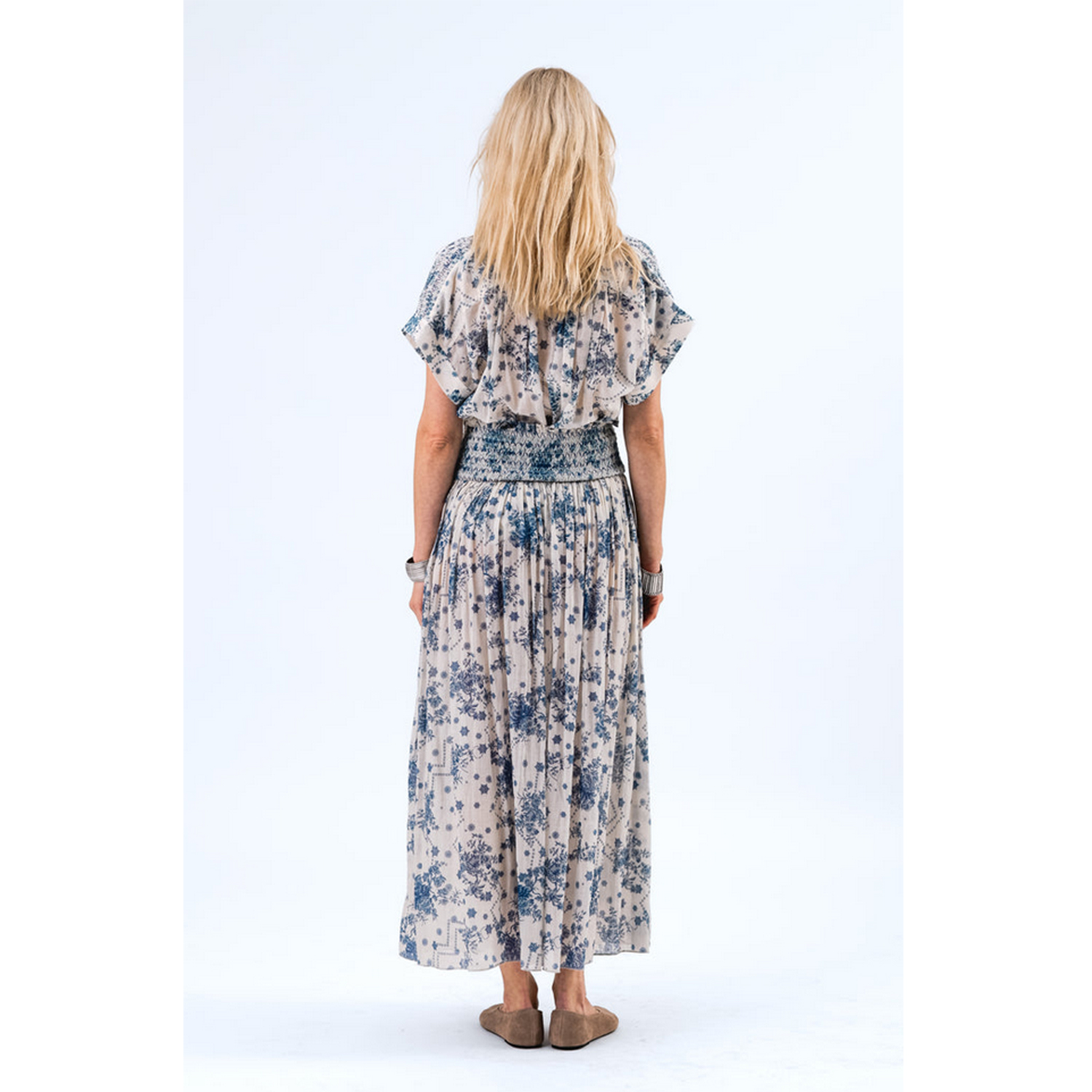 Lolly's Laundry Bandal Bluse in Weiss und Blau von Lolly's Laundry Model hinten