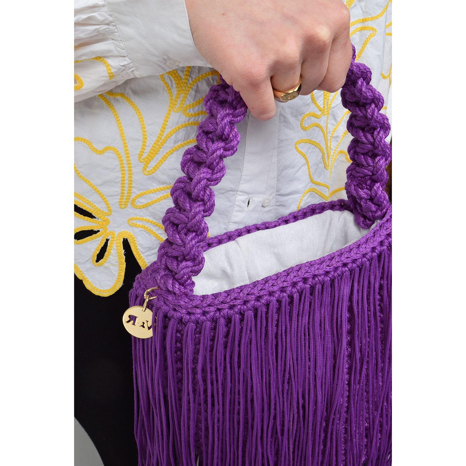 Vasilis & Roxani Basket Fringe Crochet Bag mit langen Fransen und kurzem, geflochtenem Hänkel in Violett von Vasilis & Roxani. Model Detail